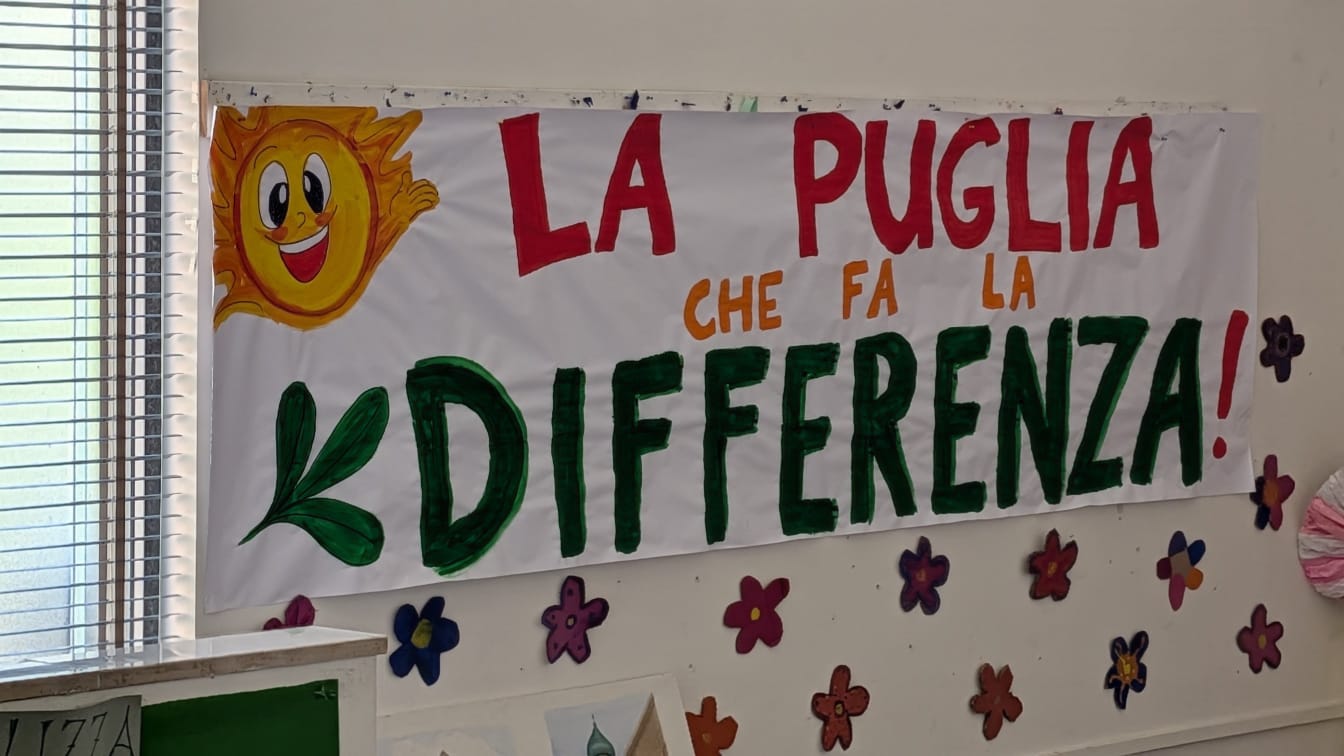 Galleria La Puglia che fa la differenza entra a scuola, l’assessore regionale all'Ambiente e Antonio Stornaiolo consegnano il quaderno sulle buone pratiche per la gestione dei rifiuti e contro gli sprechi - Diapositiva 5 di 17