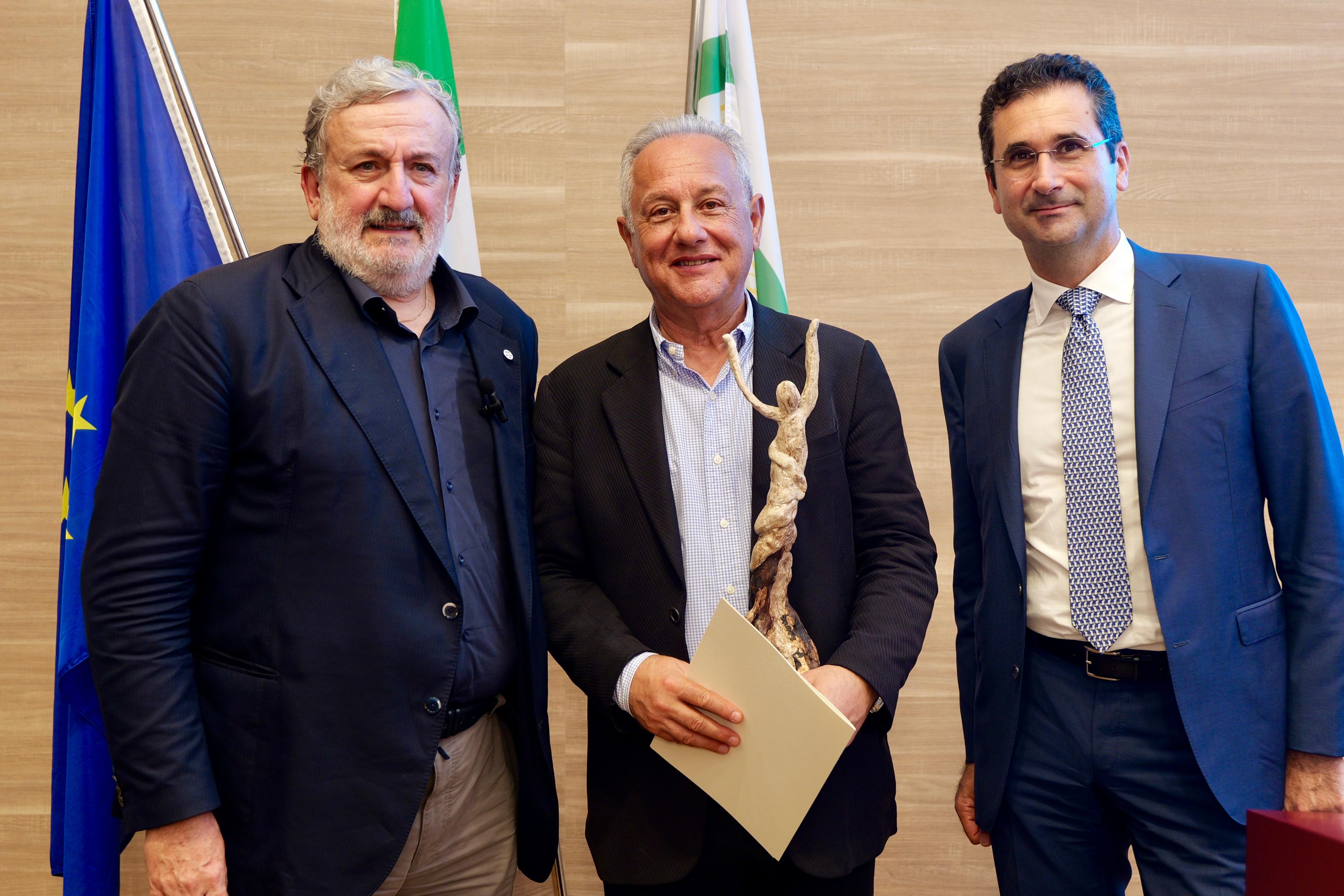 Galleria “Insieme è un’altra partita”, ai ct dell’Italvolley De Giorgi e Velasco e al presidente Fipav Manfredi il riconoscimento “Radice di Puglia” - Diapositiva 1 di 17