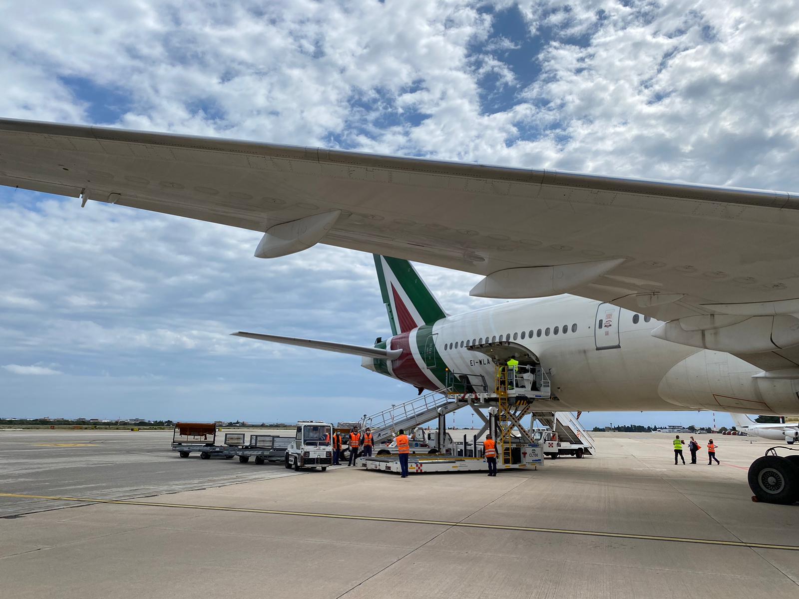 Galleria Centomila tute dpi arrivate oggi a Bari comprate  da Protezione Civile regionale - Diapositiva 4 di 11