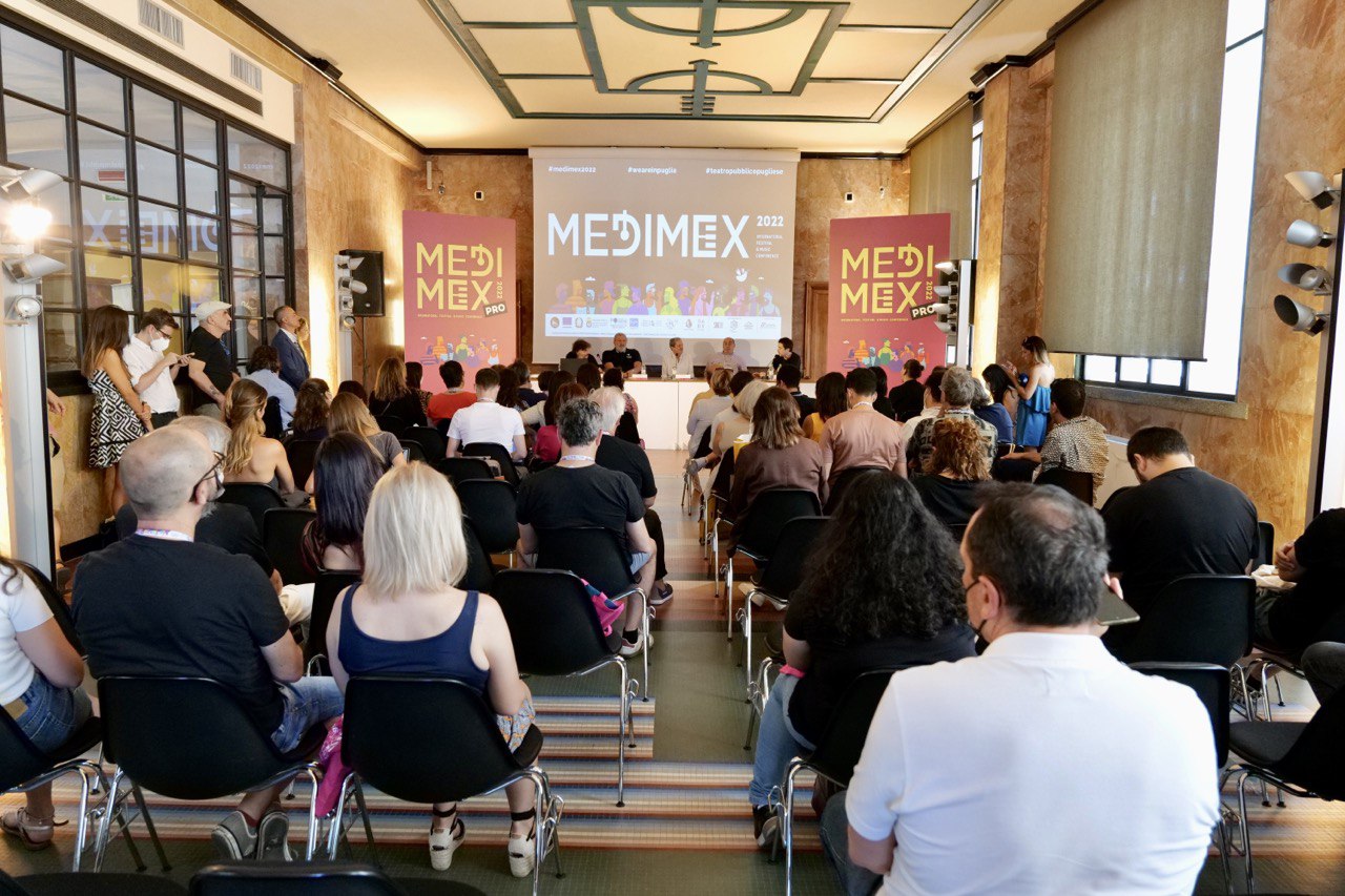 Galleria Medimex, Emiliano e Zingaretti: uniamo le forze per iniziare una collaborazione interregionale, musicale e giovanile - Diapositiva 6 di 10