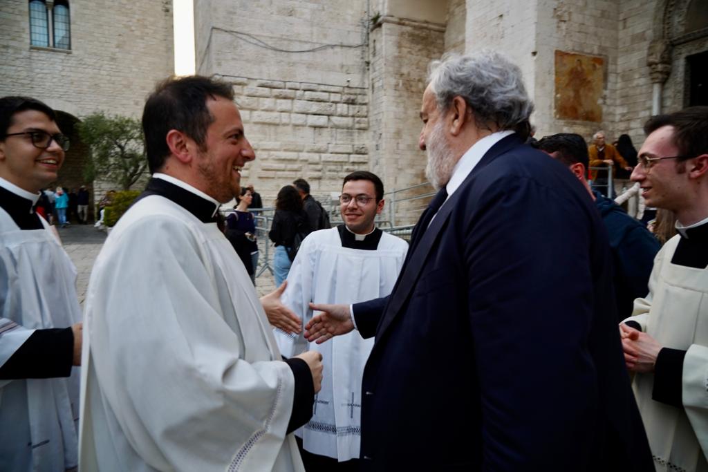 Galleria EMILIANO ALLA CELEBRAZIONE EUCARISTICA PER IL PRELIEVO DELLA MANNA DI SAN NICOLA - Diapositiva 4 di 16