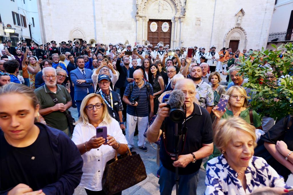 Galleria Grande accoglienza a Conversano per il Maestro Riccardo Muti: “Complimenti alla Regione Puglia per la legge sulle bande musicali” - Diapositiva 5 di 12