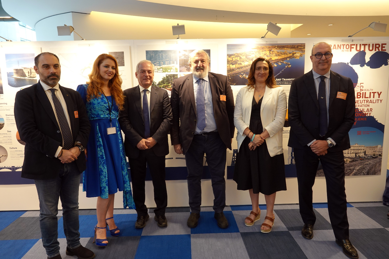 Galleria EMILIANO INAUGURA AL PARLAMENTO EUROPEO LA MOSTRA SU TARANTO E SUI GIOCHI DEL MEDITERRANEO: “NON È SOLO UN EVENTO SPORTIVO, MA LA PIÙ IMPORTANTE SFIDA D’EUROPA PER LA DECARBONIZZAZIONE”. - Diapositiva 1 di 14