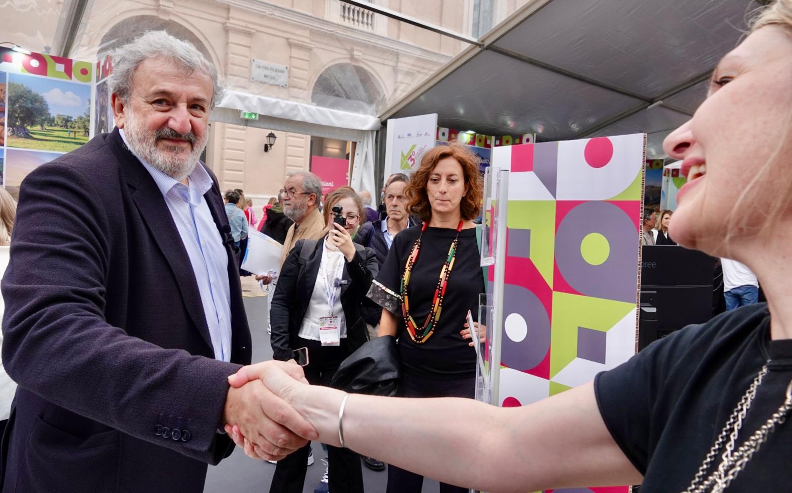 Galleria Il presidente Emiliano in visita al Villaggio Delle Regioni - Diapositiva 6 di 10