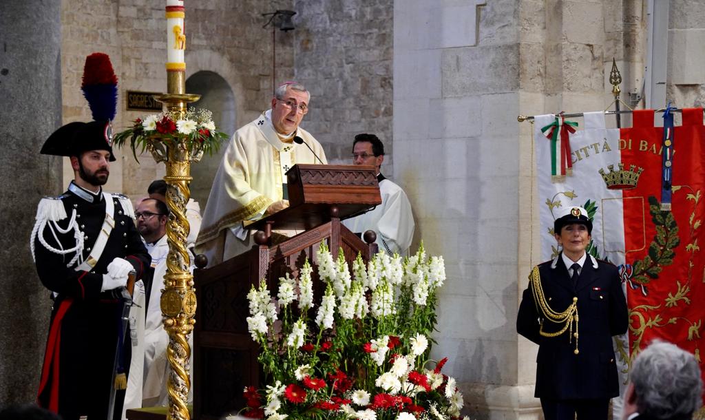 Galleria EMILIANO ALLA CELEBRAZIONE EUCARISTICA PER IL PRELIEVO DELLA MANNA DI SAN NICOLA - Diapositiva 2 di 16