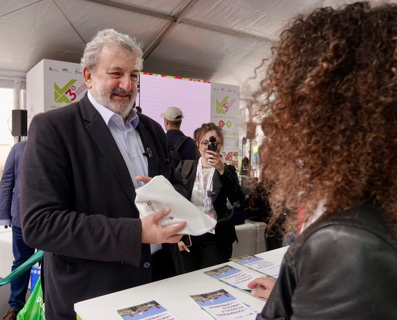 Galleria Il presidente Emiliano in visita al Villaggio Delle Regioni - Diapositiva 1 di 10