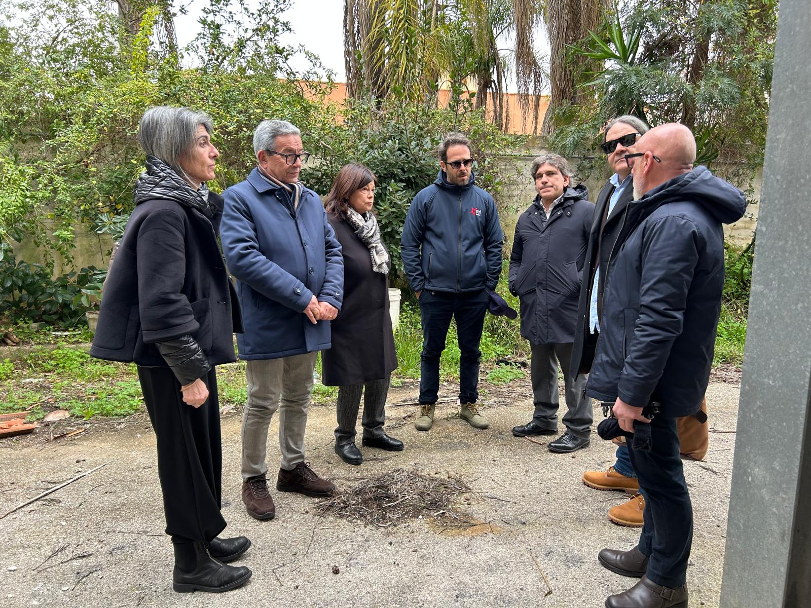 Galleria Immobile per lavoratori migranti incendiato a Brindisi, sopralluogo dell’assessora Miglietta: “Massima attenzione della Regione per l’attuazione del progetto. Presto un protocollo d’intesa con la Procura per rafforzare il contrasto al caporalato” - Diapositiva 2 di 2