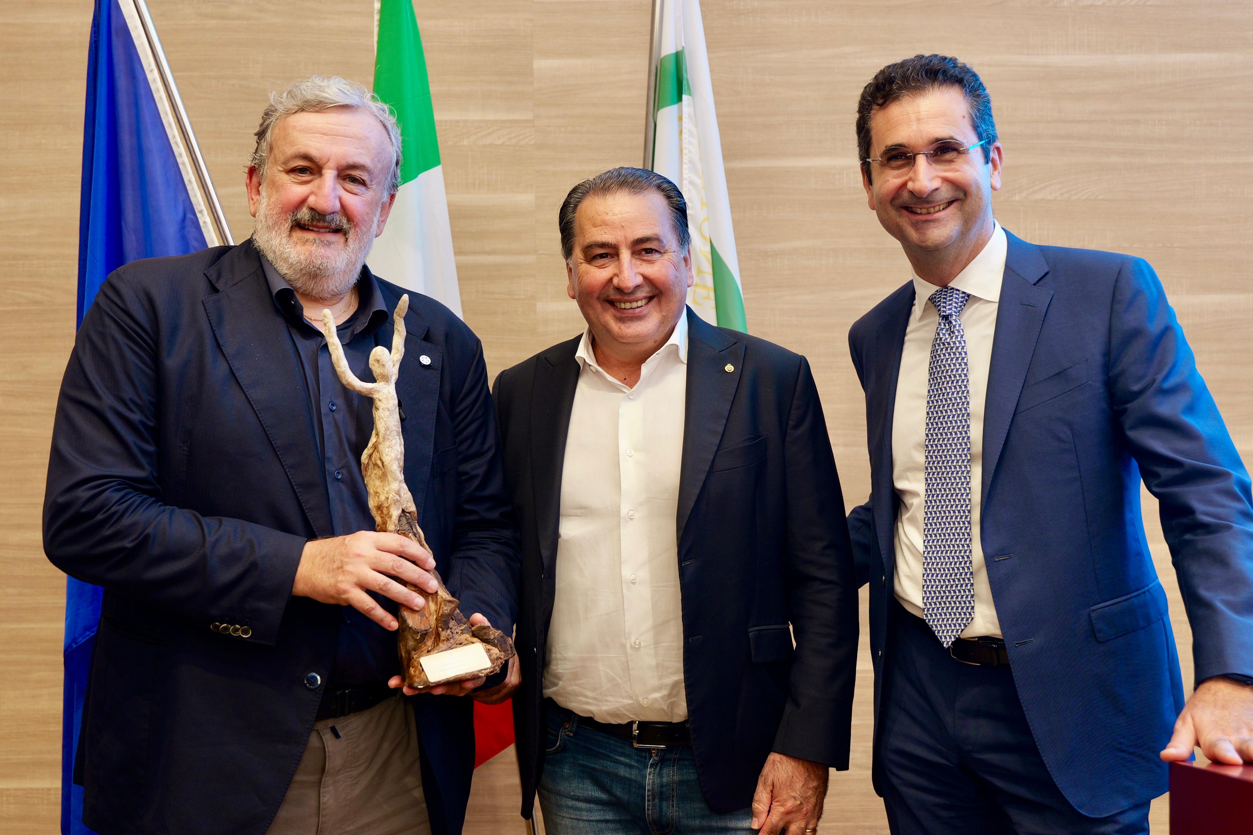 Galleria “Insieme è un’altra partita”, ai ct dell’Italvolley De Giorgi e Velasco e al presidente Fipav Manfredi il riconoscimento “Radice di Puglia” - Diapositiva 16 di 17