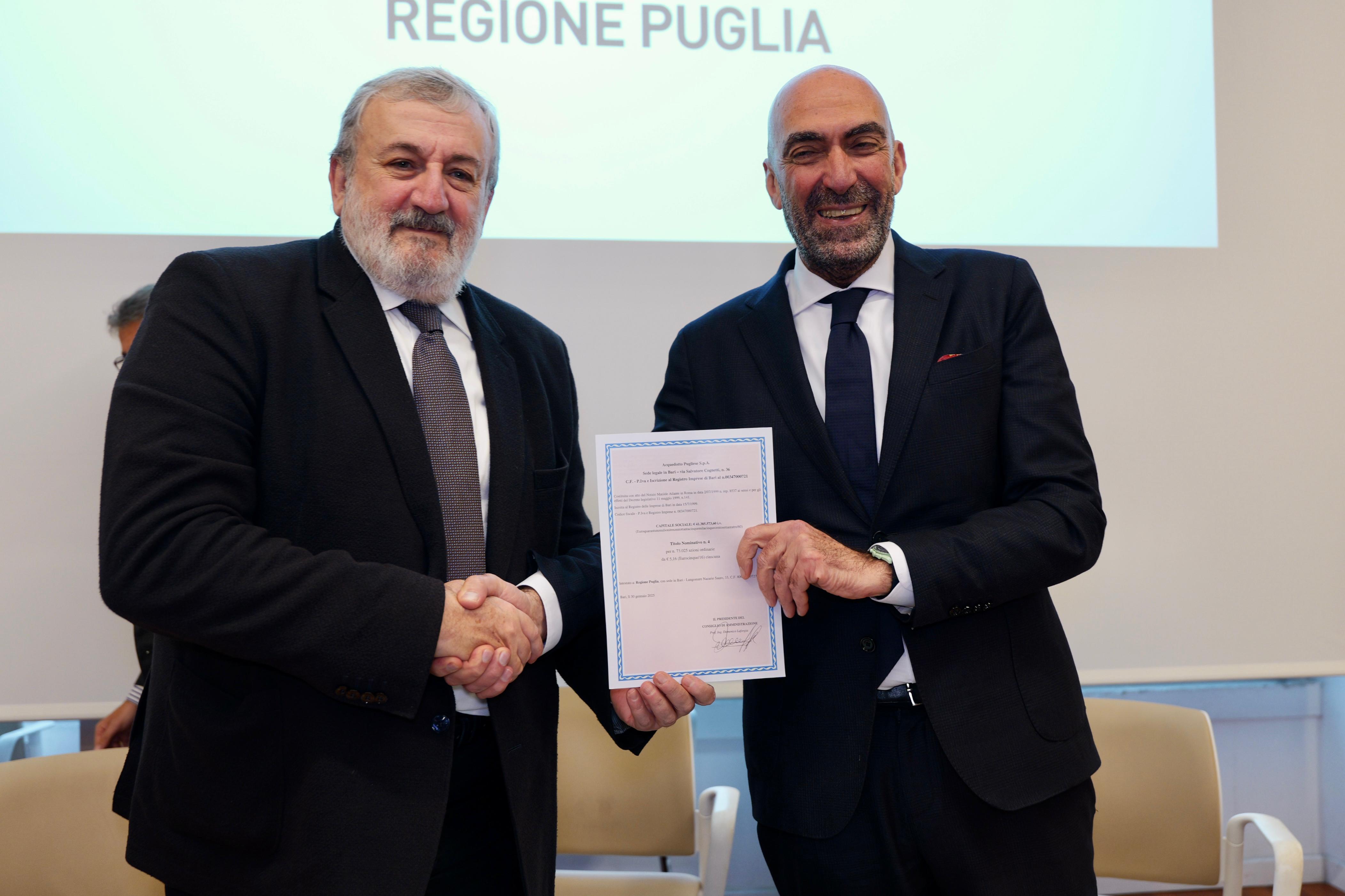 Galleria AQP, firmato il passaggio delle azioni ai Comuni. Emiliano: “Salva l’acqua pubblica in Puglia” - Diapositiva 1 di 9