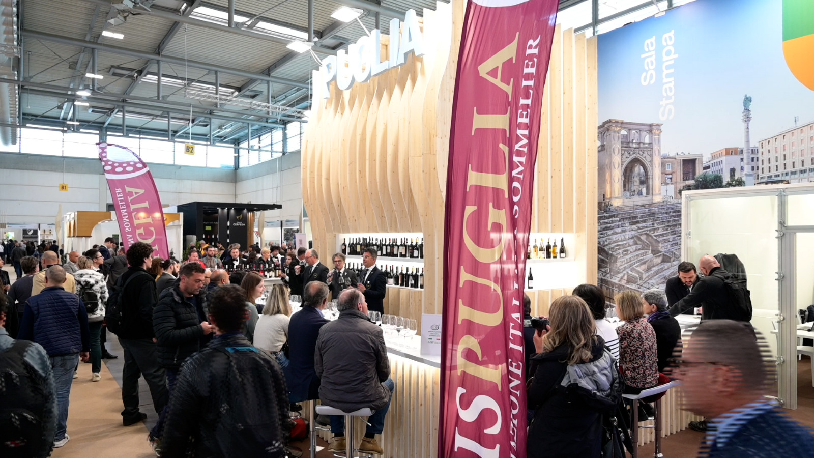 Galleria Taglio del nastro della Puglia al Vinitaly 2023, Pentassuglia: “Manteniamo alto il livello del nostro settore vitivinicolo, specialmente sui mercati internazionali” - Diapositiva 5 di 13
