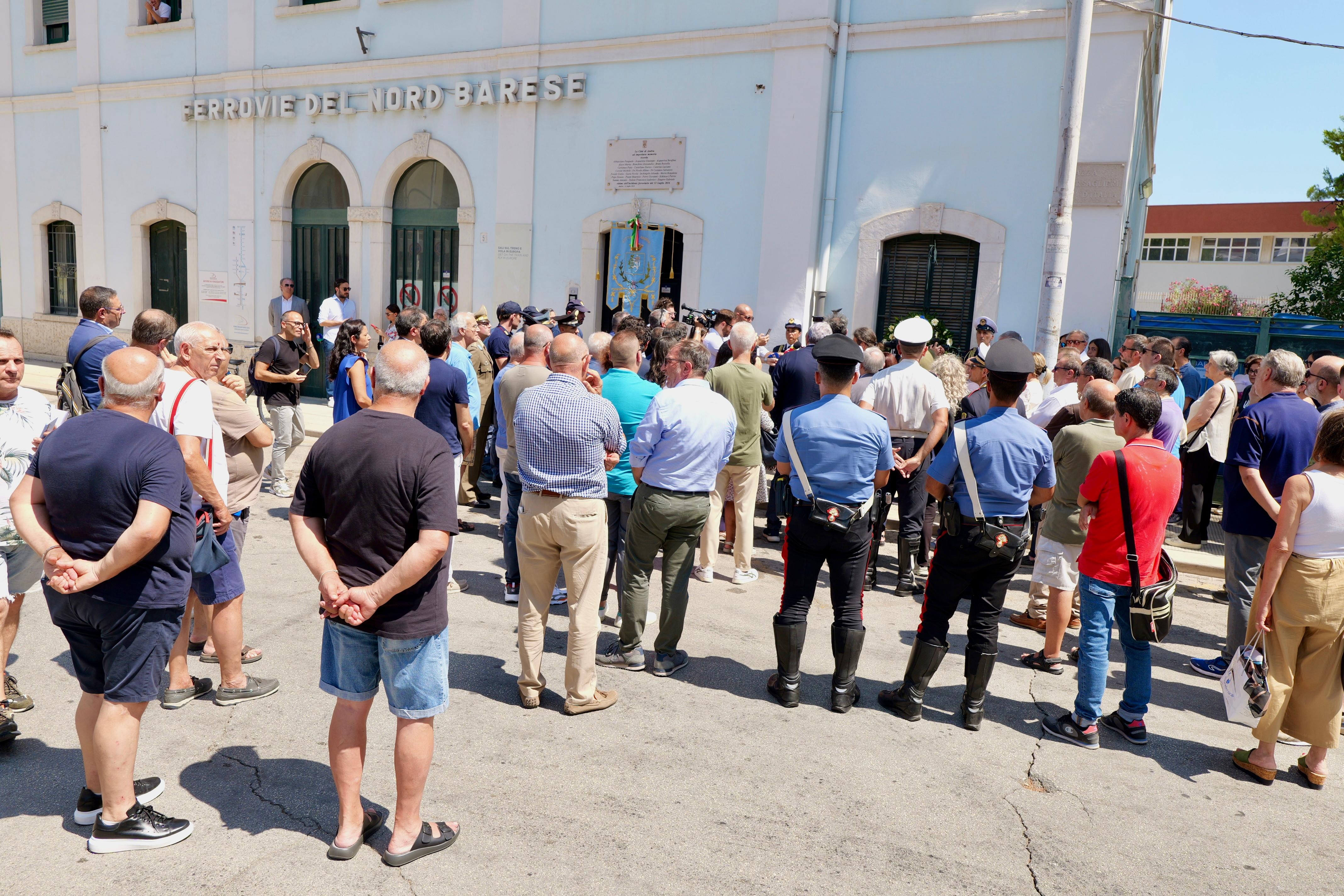 Galleria Emiliano e Ciliento alla commemorazione delle vittime della strage dei treni Andria- Corato del 12 luglio 2016 - Diapositiva 2 di 7