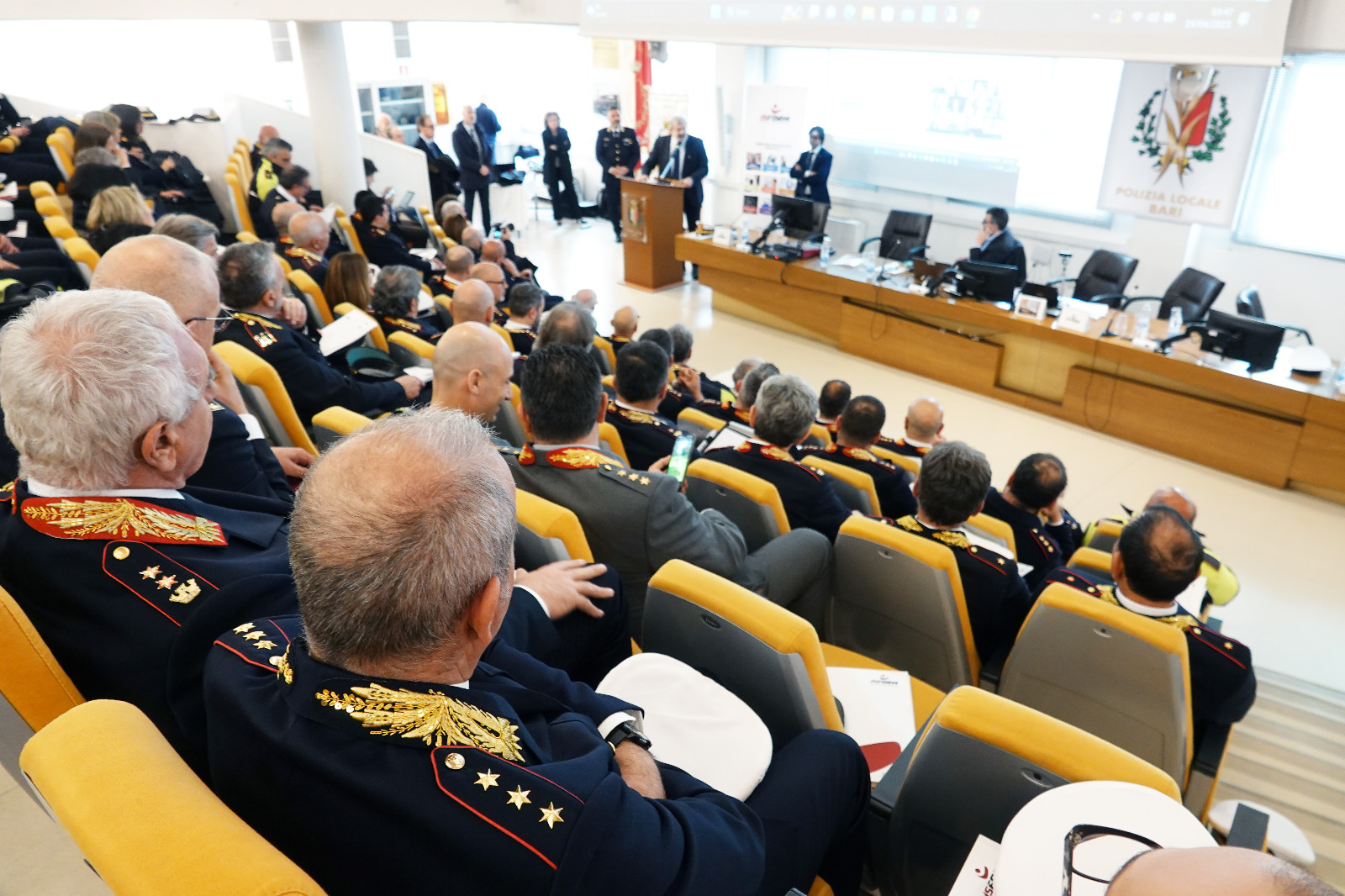 Galleria PRESENTATA A BARI LA SCUOLA REGIONALE DELLA POLIZIA LOCALE. EMILIANO: “UN CERVELLO COLLETTIVO A DISPOSIZIONE DI TUTTI. PER DIVENTARE MIGLIORI, BISOGNA STUDIARE” - Diapositiva 8 di 12