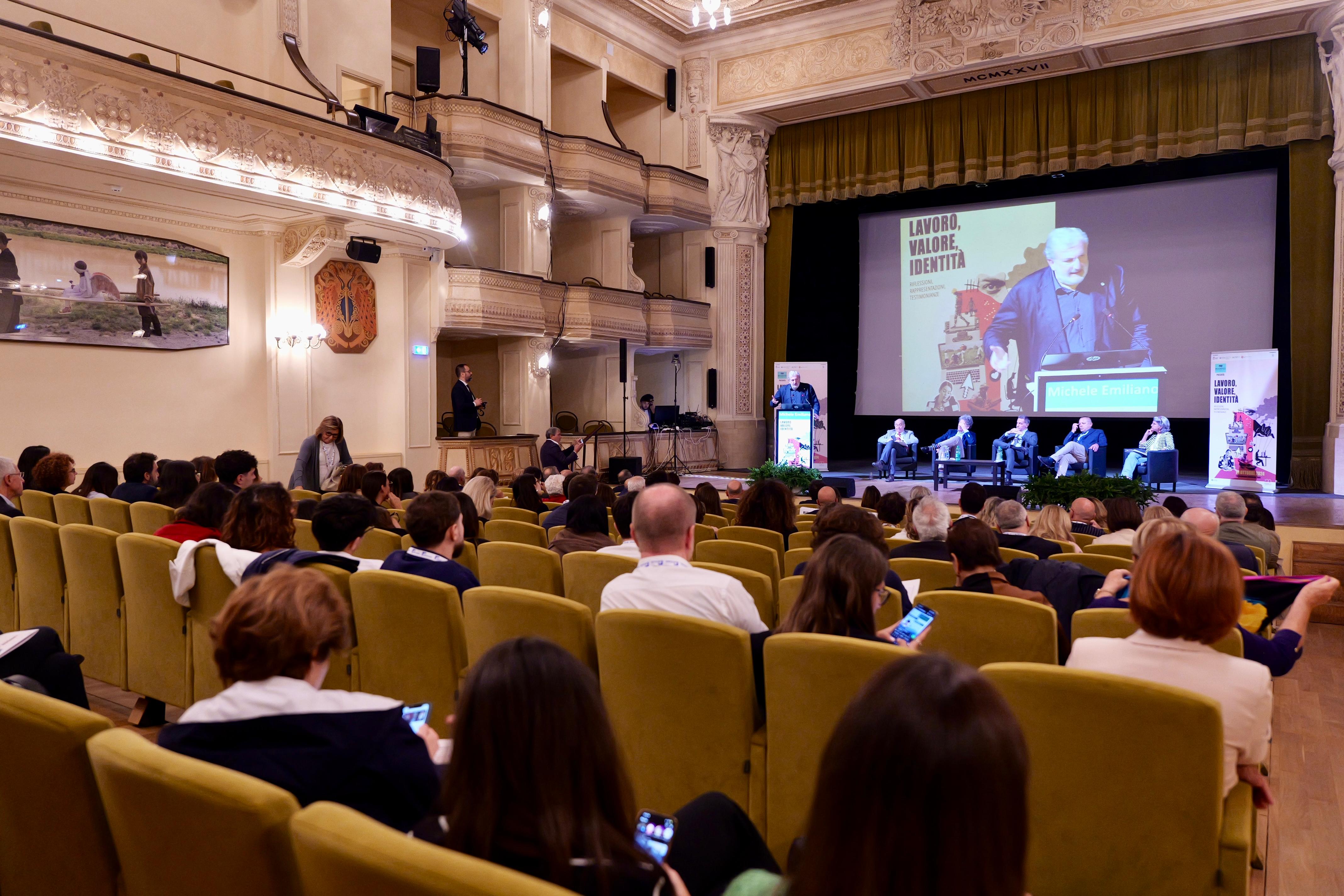 Galleria IL PRESIDENTE EMILIANO AL CONVEGNO DI PRESENTAZIONE DEL “MOVIMENTO PER LA GIUSTIZIA”: “SUI TEMI DEL LAVORO POSSONO OFFRIRE UN CONTRIBUTO ALLE POLITICHE DELLA REGIONE” - Diapositiva 4 di 7