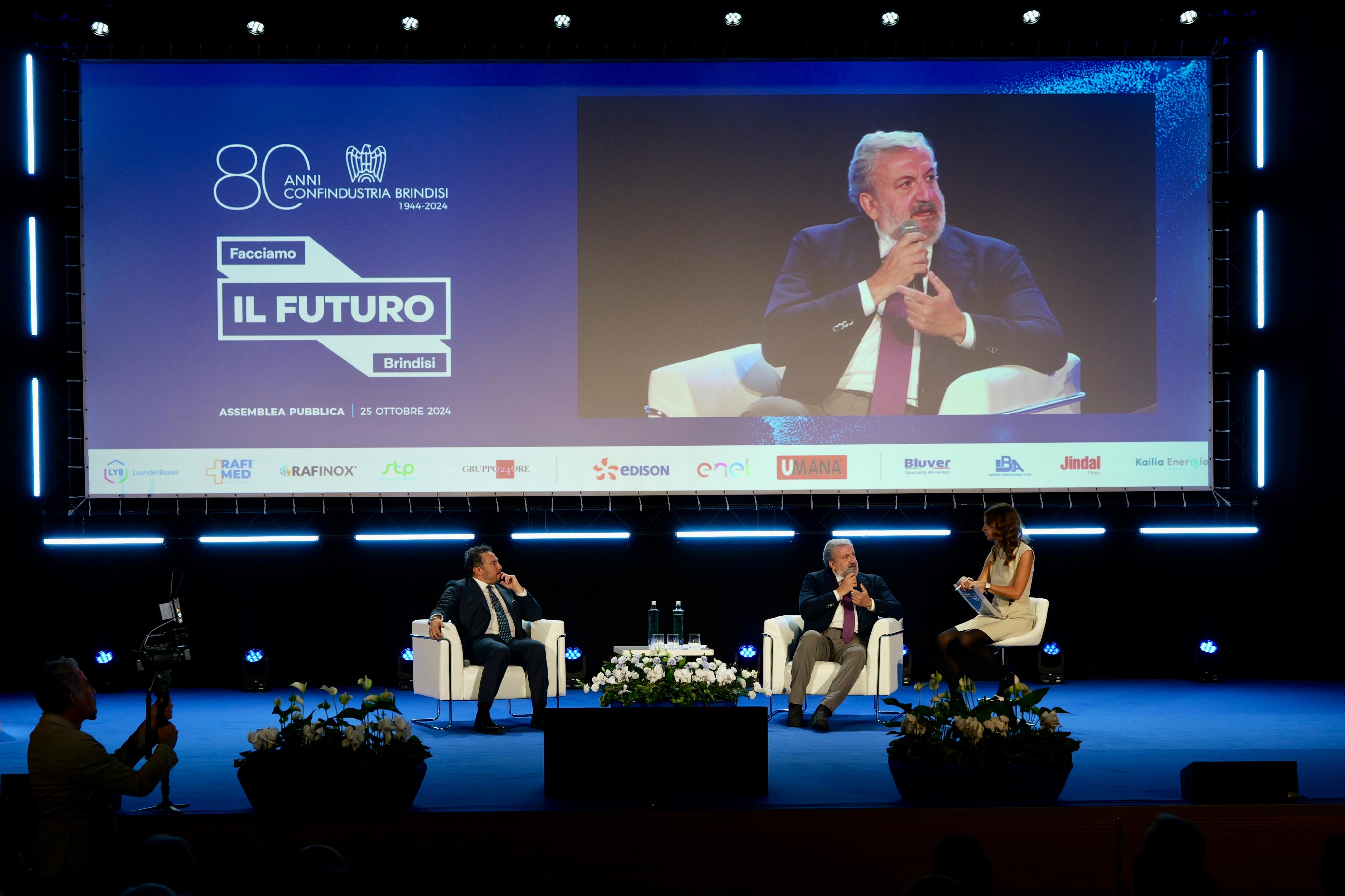 Galleria Il presidente Emiliano all’evento per gli 80 anni di Confindustria Brindisi: “Per le dismissioni di Enel e della Chimica la Regione si muove con discrezione, il prezzo non possono pagarlo i lavoratori” - Diapositiva 1 di 7