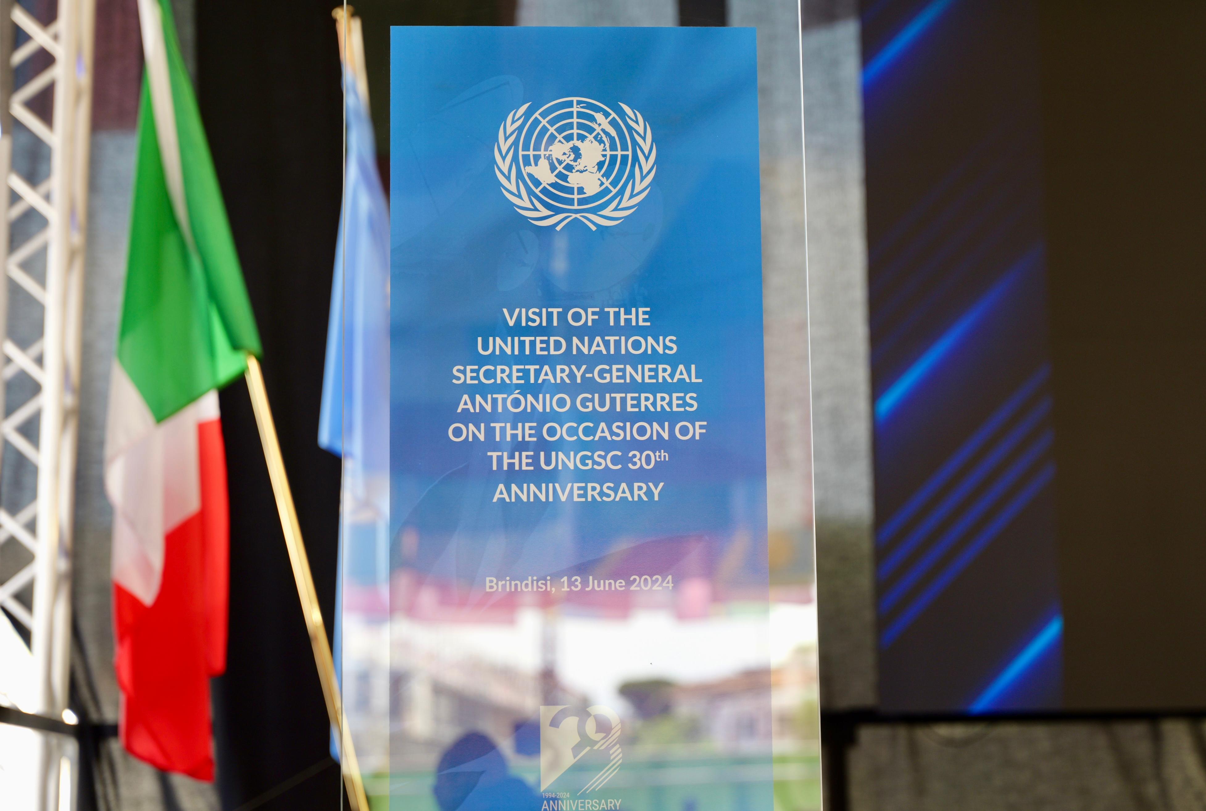Galleria Il Presidente Emiliano alla celebrazione del trentennale della base Onu di Brindisi con il segretario generale Onu Guterres e il ministro Tajani - Diapositiva 8 di 17