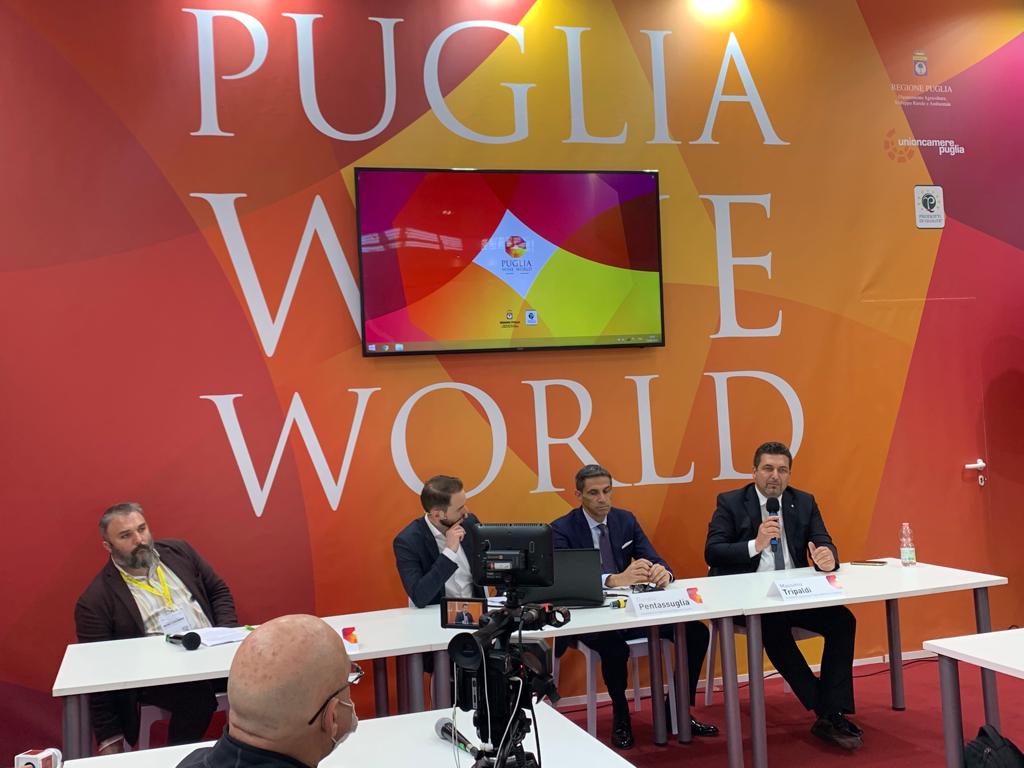 Galleria La seconda giornata del Vinitaly 2022, Emiliano e Pentassuglia: “Puglia regione da record per turismo e vino” - Diapositiva 1 di 8