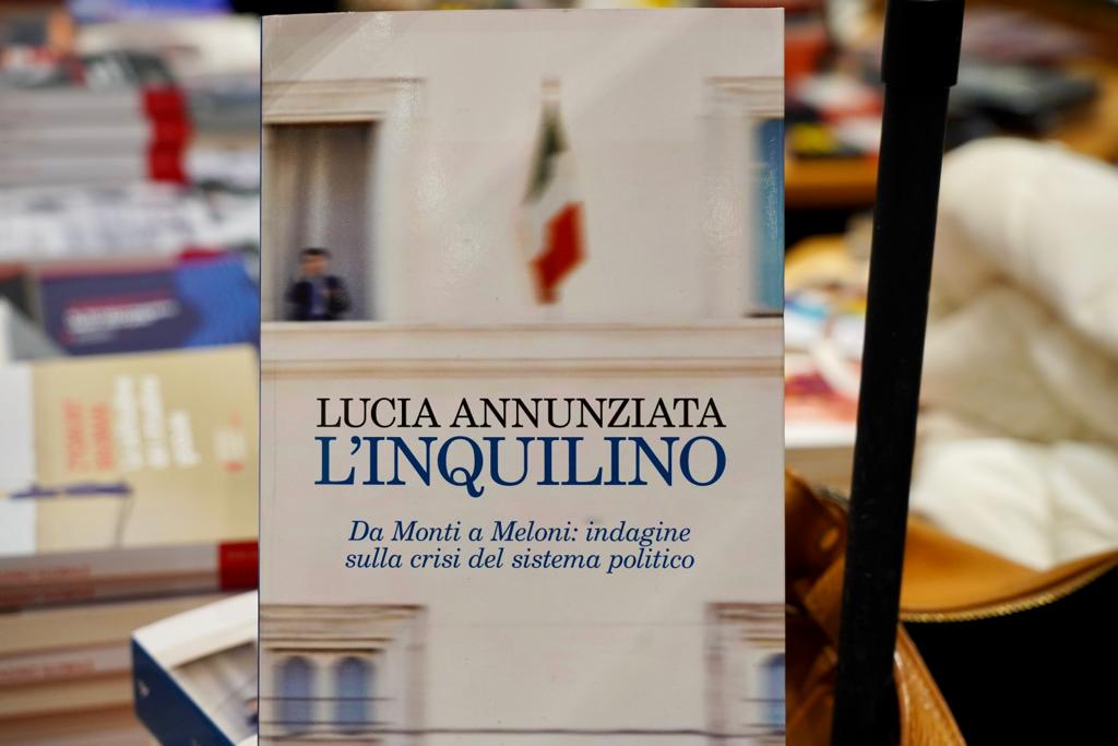 Galleria LUCIA ANNUNZIATA PRESENTA IL SUO LIBRO A BARI: “QUI C’È GRANDE INTERESSE DEI CITTADINI PER LA POLITICA”. - Diapositiva 5 di 11