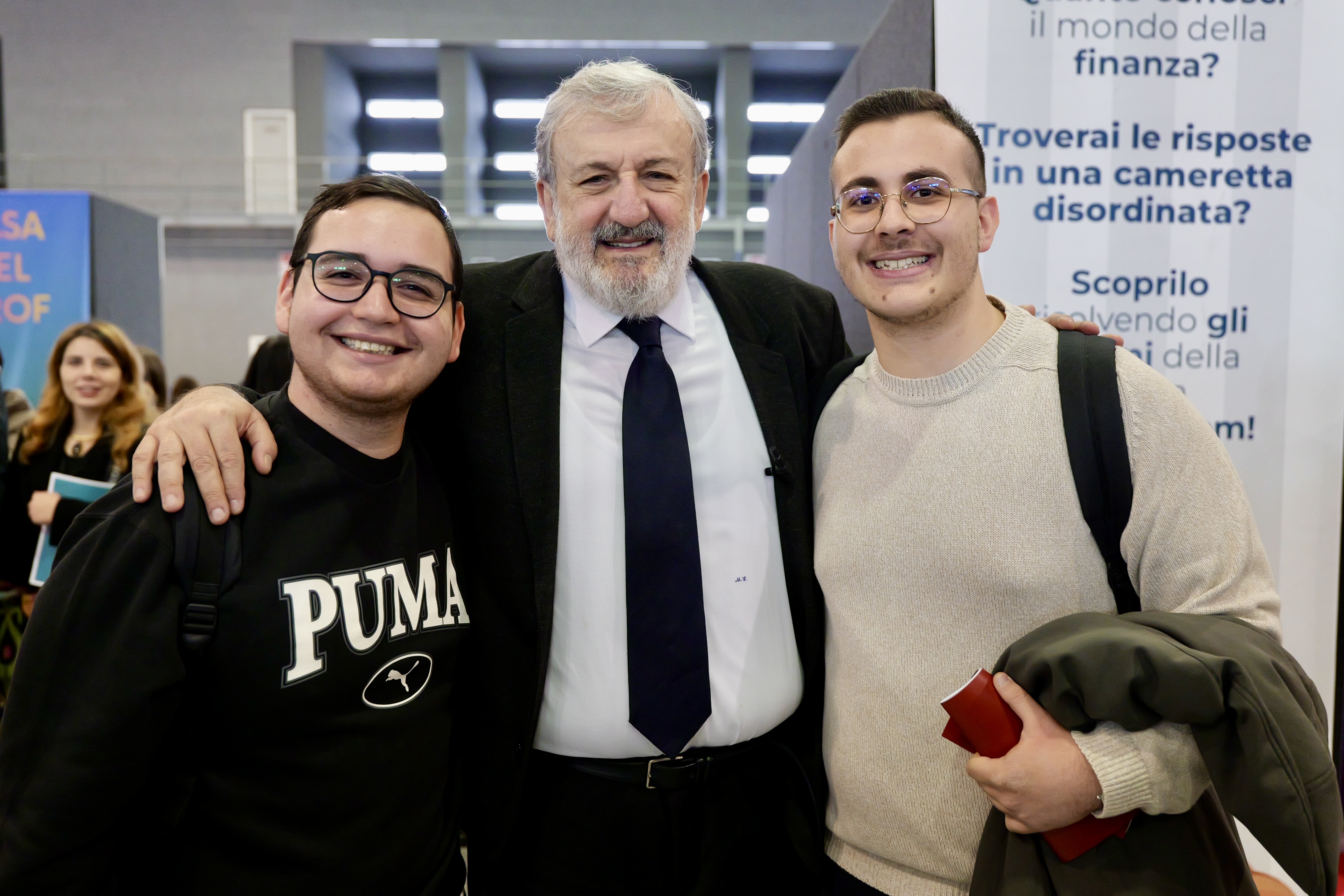 Galleria IL PRESIDENTE EMILIANO ALL’INAUGURAZIONE DEL SALONE DELLO STUDENTE: “LA PUGLIA HA ALLARGATO L’OFFERTA FORMATIVA E ACCADEMICA, ORA È COMPETITIVA NEL MONDO DELL’ORIENTAMENTO”. - Diapositiva 2 di 4