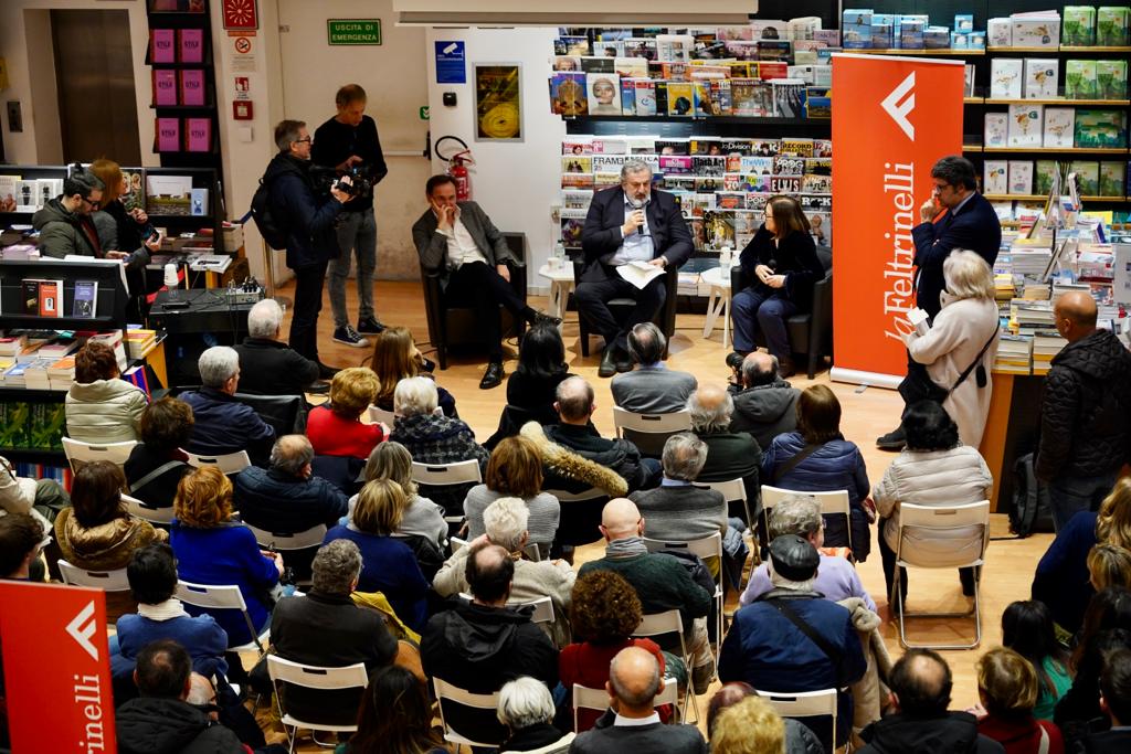 Galleria LUCIA ANNUNZIATA PRESENTA IL SUO LIBRO A BARI: “QUI C’È GRANDE INTERESSE DEI CITTADINI PER LA POLITICA”. - Diapositiva 1 di 11