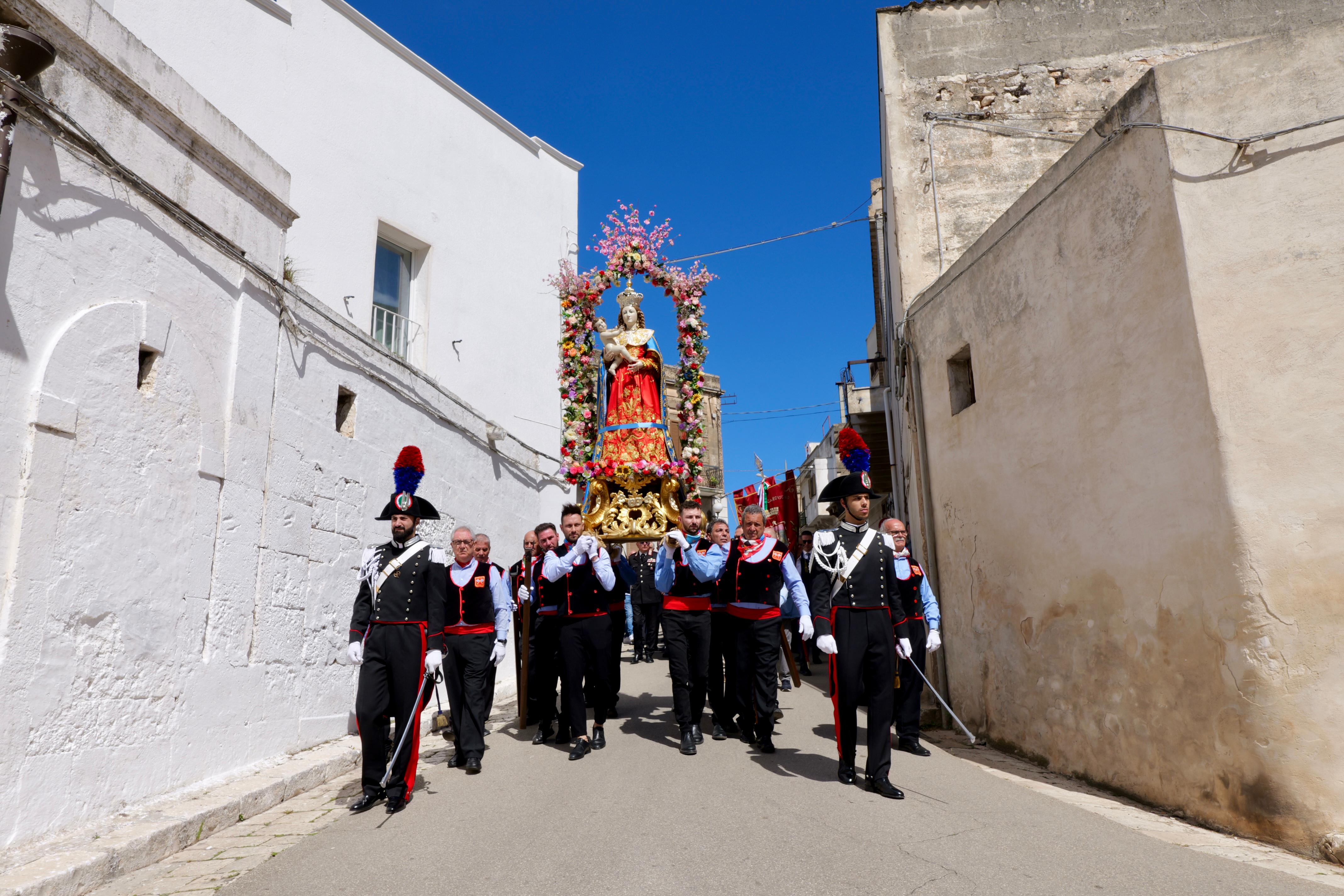 Galleria Cultura e Tradizione: Emiliano a celebrazione della 'Nzegna di Carovigno - Diapositiva 4 di 12