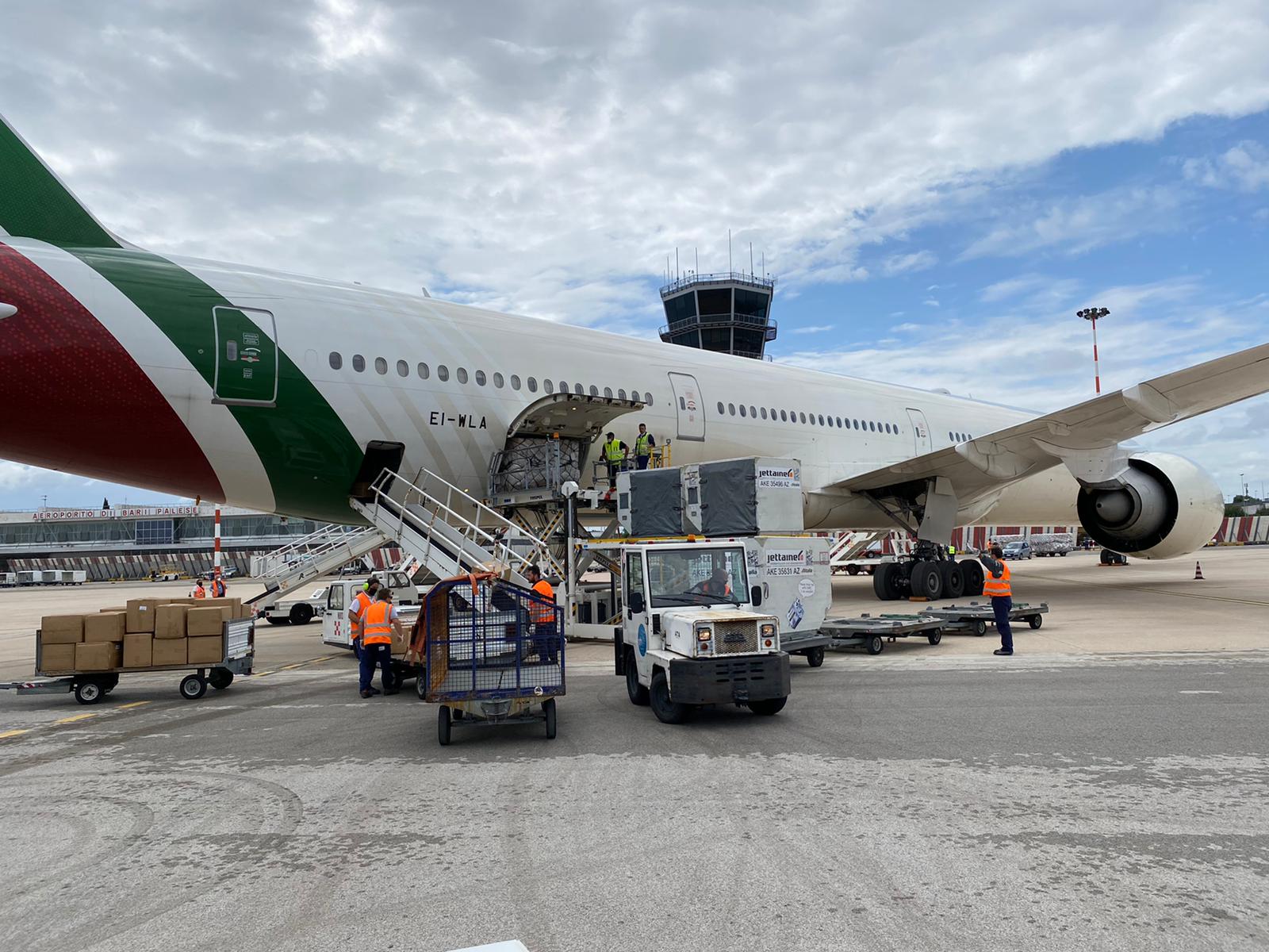 Galleria Centomila tute dpi arrivate oggi a Bari comprate  da Protezione Civile regionale - Diapositiva 3 di 11