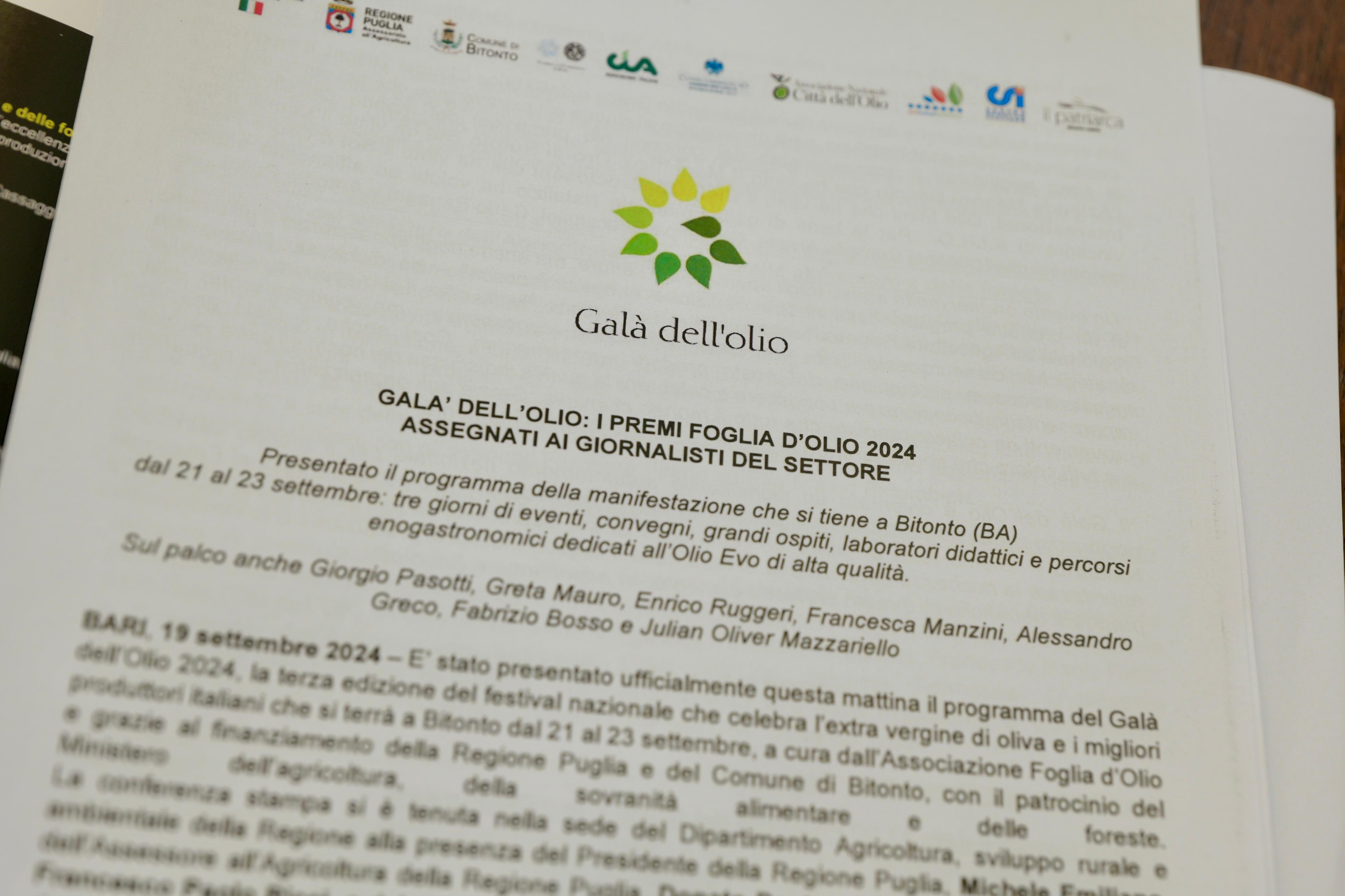 Galleria Galà dell'Olio 2024: i premi Foglia d'olio assegnati ai giornalisti di settore - Diapositiva 7 di 8