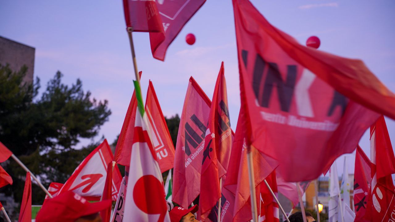 Galleria AUTONOMIA DIFFERENZIATA, EMILIANO ALLA MANIFESTAZIONE IN PIAZZA CASTELLO A BARI: “QUESTO PATTO SCELLERATO DI GOVERNO VA ASSOLUTAMENTE FERMATO. È UNA BEFFA INACCETTABILE” - Diapositiva 2 di 14