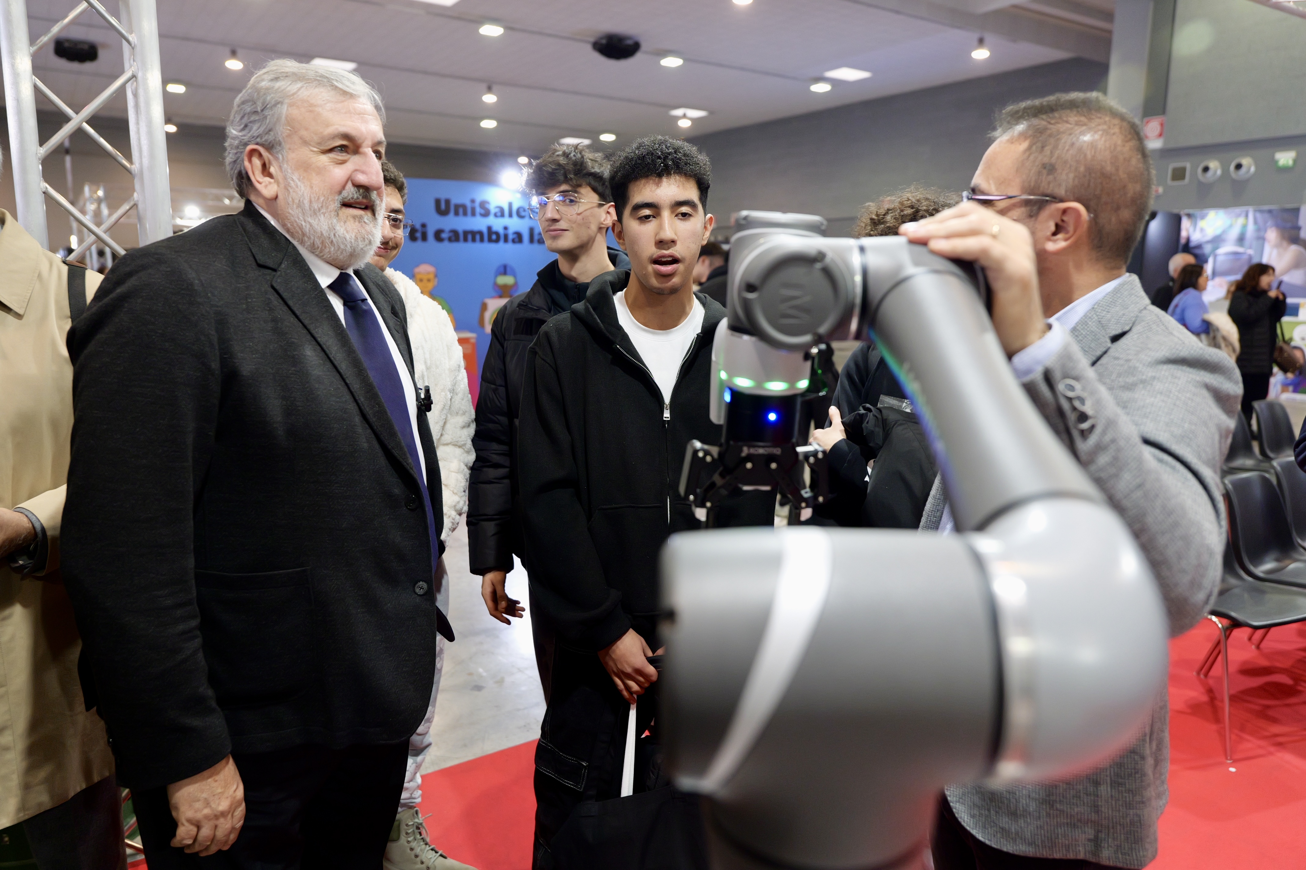 Galleria IL PRESIDENTE EMILIANO ALL’INAUGURAZIONE DEL SALONE DELLO STUDENTE: “LA PUGLIA HA ALLARGATO L’OFFERTA FORMATIVA E ACCADEMICA, ORA È COMPETITIVA NEL MONDO DELL’ORIENTAMENTO”. - Diapositiva 3 di 4