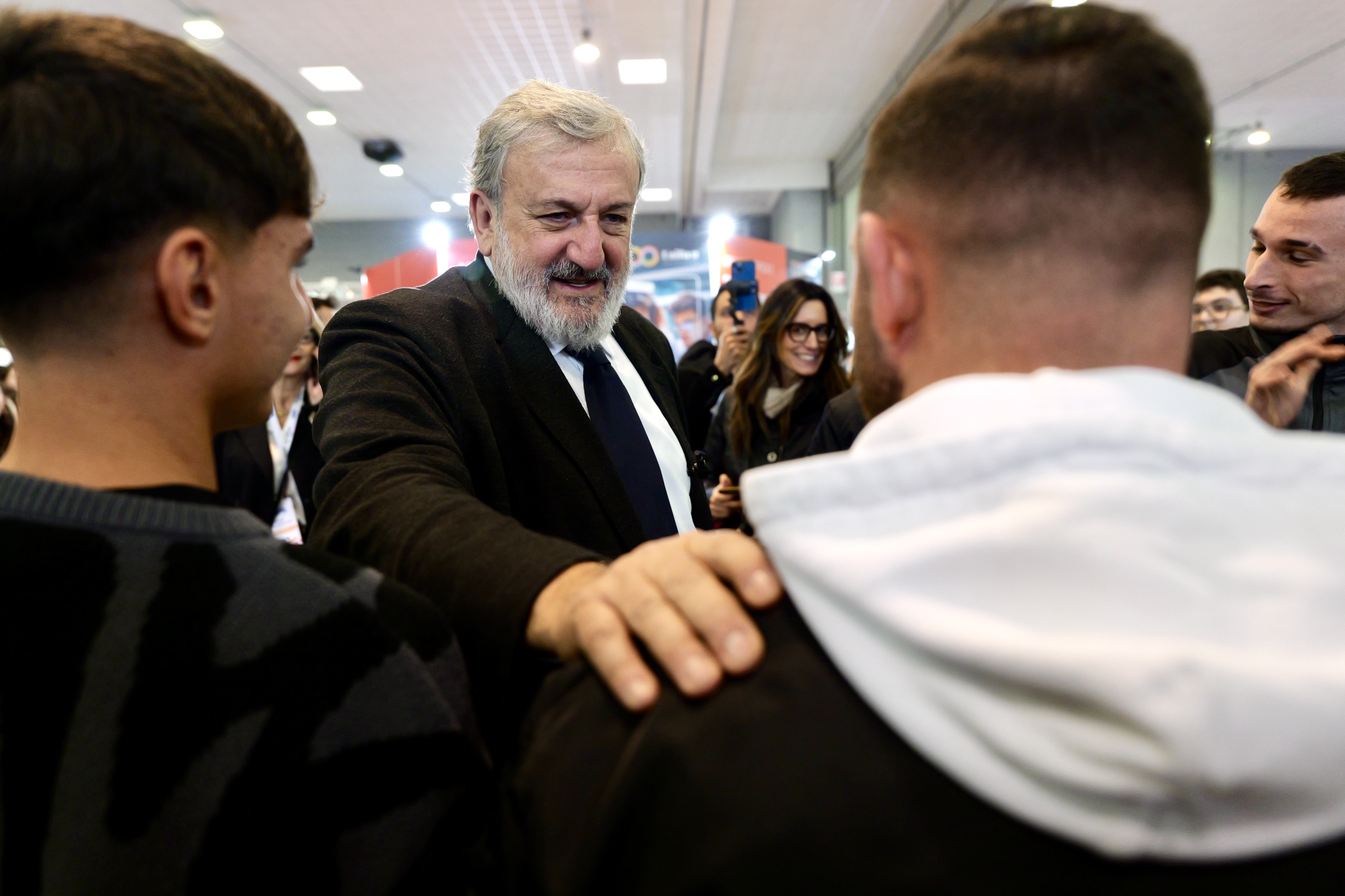 Galleria IL PRESIDENTE EMILIANO ALL’INAUGURAZIONE DEL SALONE DELLO STUDENTE: “LA PUGLIA HA ALLARGATO L’OFFERTA FORMATIVA E ACCADEMICA, ORA È COMPETITIVA NEL MONDO DELL’ORIENTAMENTO”. - Diapositiva 4 di 4