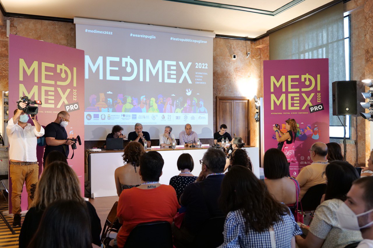 Galleria Medimex, Emiliano e Zingaretti: uniamo le forze per iniziare una collaborazione interregionale, musicale e giovanile - Diapositiva 3 di 10