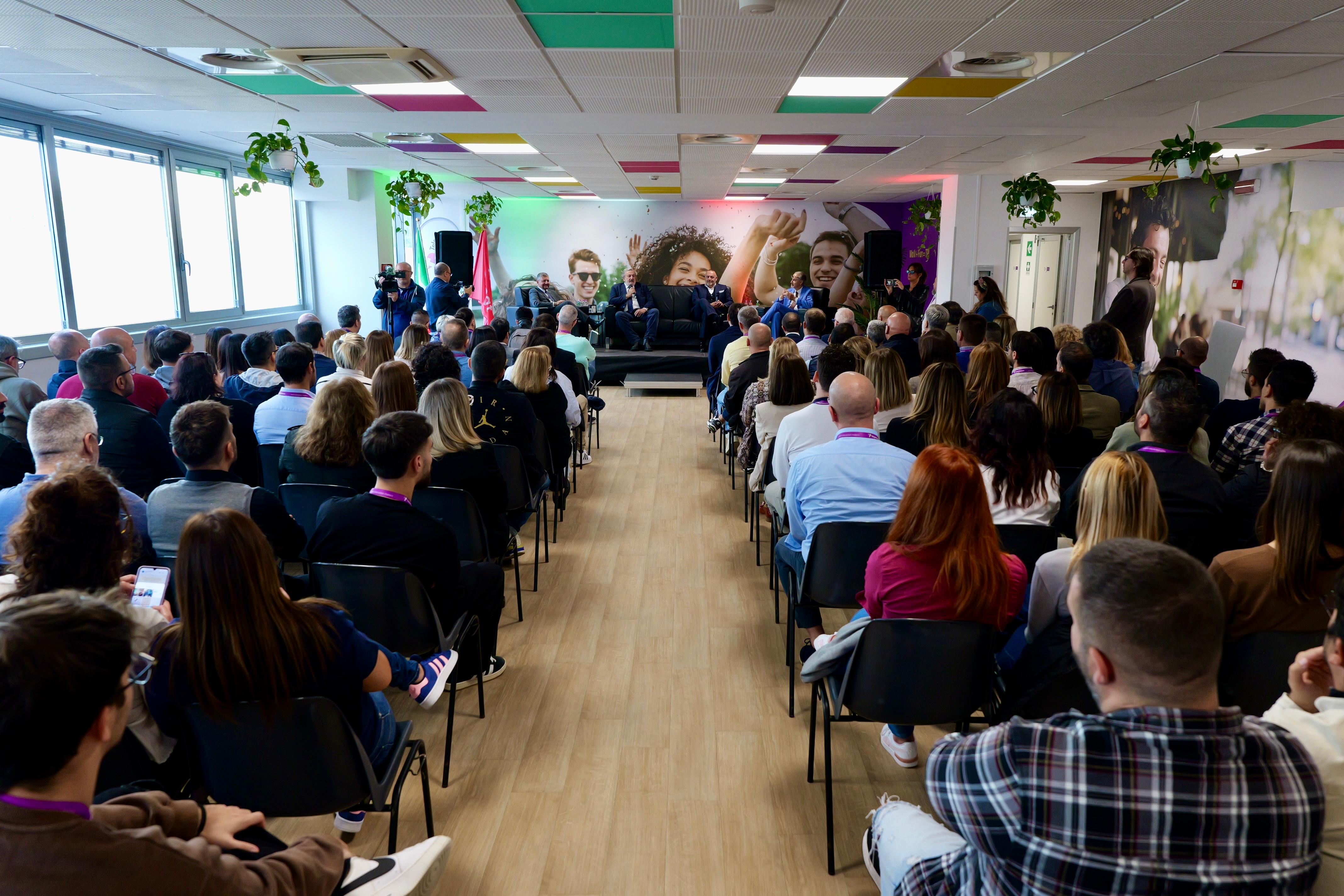 Galleria Il presidente Emiliano in visita a Teleperformance: “La Regione investe in innovazione e servizi, Taranto è una grande opportunità” - Diapositiva 5 di 11