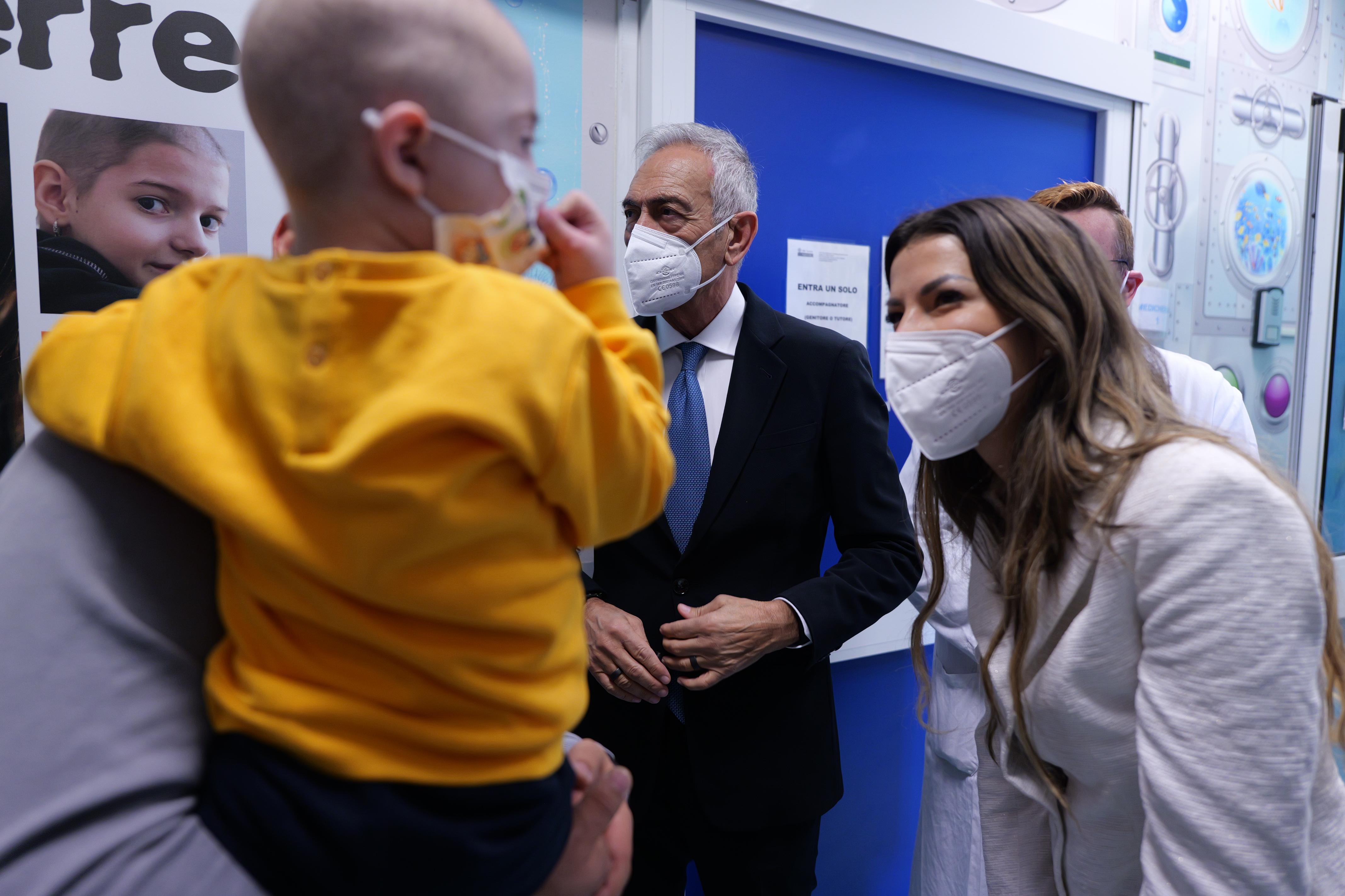 Galleria Taranto, Emiliano e Gravina in visita al reparto di onco-ematologia pediatrica del SS Annunziata e al campo di calcio del quartiere Tamburi - Diapositiva 11 di 18