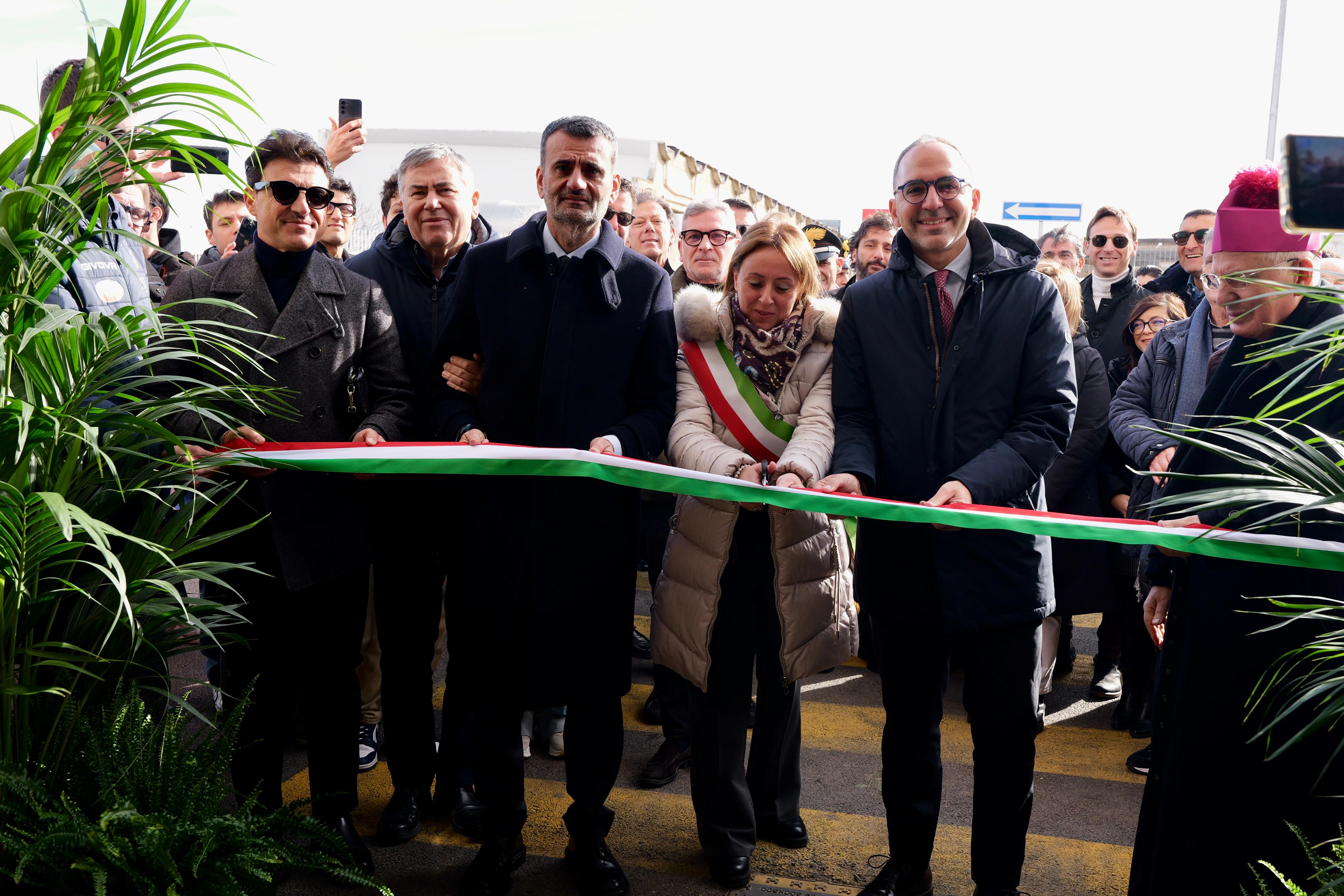 Galleria Andria, inaugurato il nuovo mercato ortofrutticolo. Decaro: “Restituita dignità al lavoro degli operatori” - Diapositiva 5 di 8