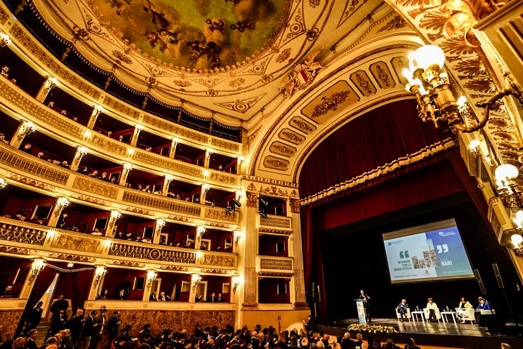 Galleria EMILIANO ALL’EVENTO BANCA D’ITALIA: “È UNA REGIONE CON I CONTI A POSTO E LANCIATA NEL FUTURO”. L’APPELLO AL GOVERNATORE VISCO: “ABBIAMO BISOGNO DI VOI PER I TANTISSIMI CHE VOGLIONO INVESTIRE IN PUGLIA” - Diapositiva 9 di 9