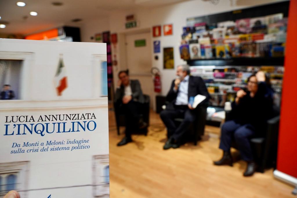 Galleria LUCIA ANNUNZIATA PRESENTA IL SUO LIBRO A BARI: “QUI C’È GRANDE INTERESSE DEI CITTADINI PER LA POLITICA”. - Diapositiva 3 di 11