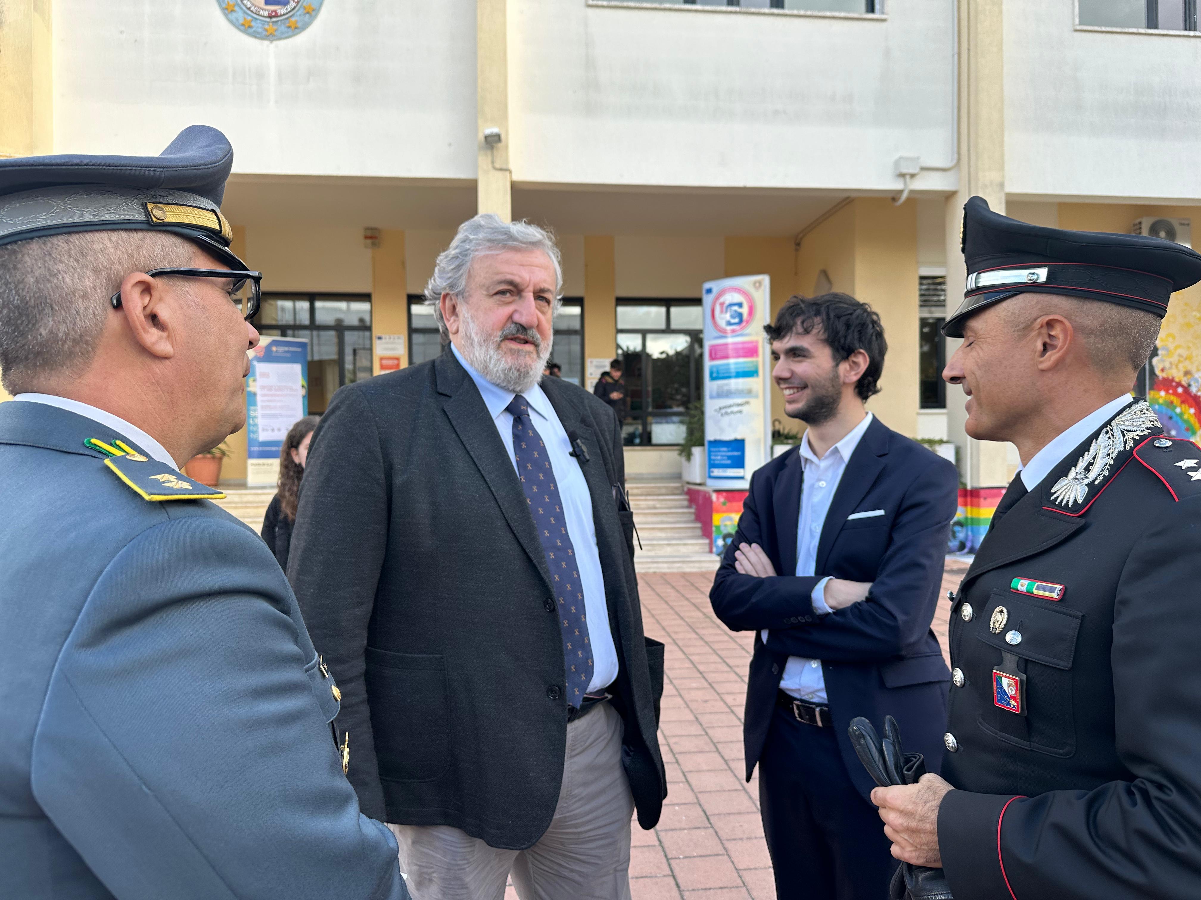 Galleria Tricase, Emiliano al liceo Stampacchia per dialogare con i giovani su legalità e territorio: “Il rispetto dei diritti è il modo per ricostruire la felicità”   - Diapositiva 2 di 6