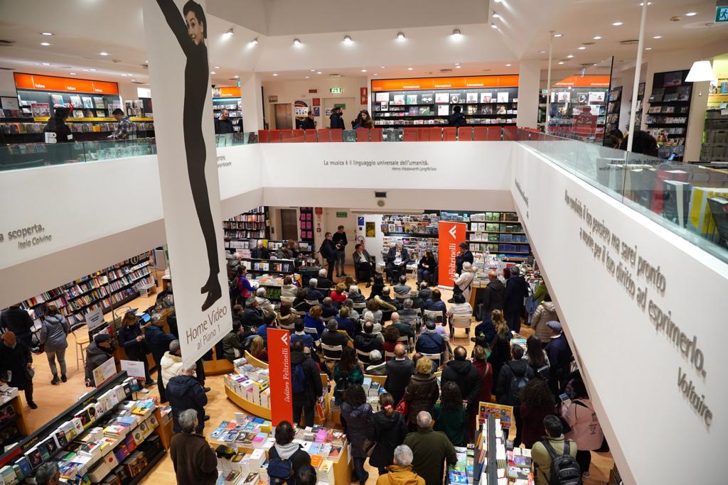 Galleria LUCIA ANNUNZIATA PRESENTA IL SUO LIBRO A BARI: “QUI C’È GRANDE INTERESSE DEI CITTADINI PER LA POLITICA”. - Diapositiva 11 di 11