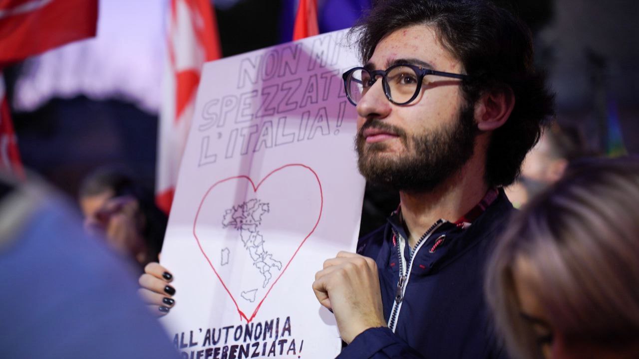 Galleria AUTONOMIA DIFFERENZIATA, EMILIANO ALLA MANIFESTAZIONE IN PIAZZA CASTELLO A BARI: “QUESTO PATTO SCELLERATO DI GOVERNO VA ASSOLUTAMENTE FERMATO. È UNA BEFFA INACCETTABILE” - Diapositiva 12 di 14