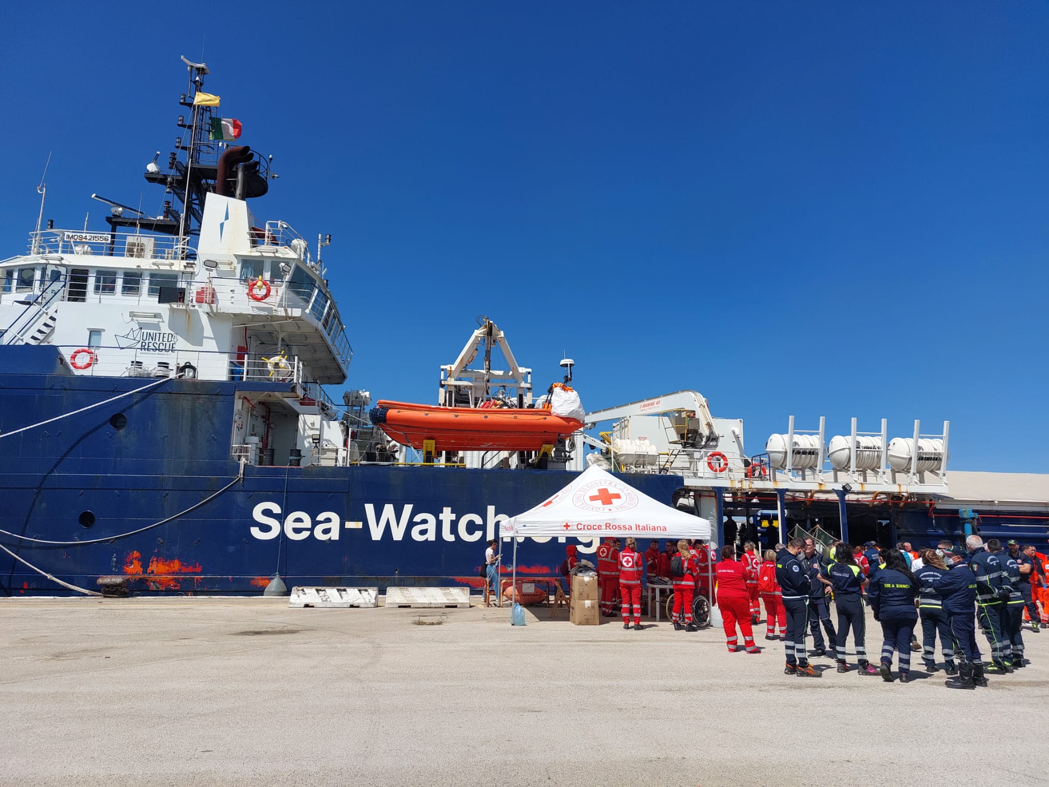 Galleria Protezione civile, l’assessore regionale a Brindisi per lo sbarco di 166 migranti - Diapositiva 4 di 5