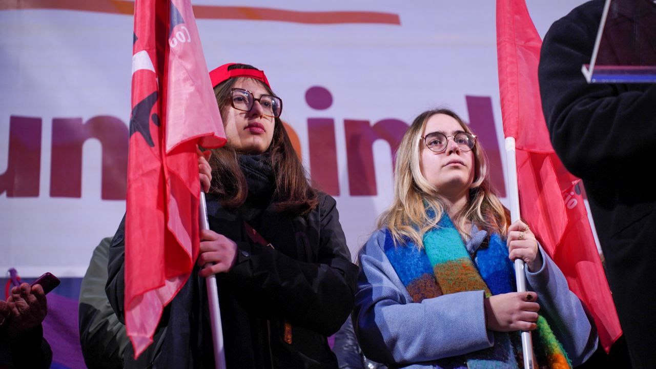 Galleria AUTONOMIA DIFFERENZIATA, EMILIANO ALLA MANIFESTAZIONE IN PIAZZA CASTELLO A BARI: “QUESTO PATTO SCELLERATO DI GOVERNO VA ASSOLUTAMENTE FERMATO. È UNA BEFFA INACCETTABILE” - Diapositiva 6 di 14