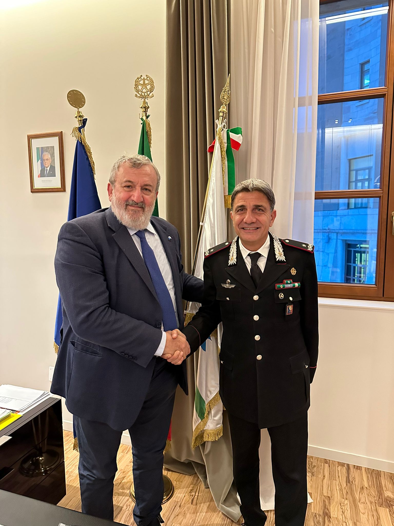 Galleria EMILIANO INCONTRA COMANDANTE CARABINIERI PUGLIA - Diapositiva 1 di 1