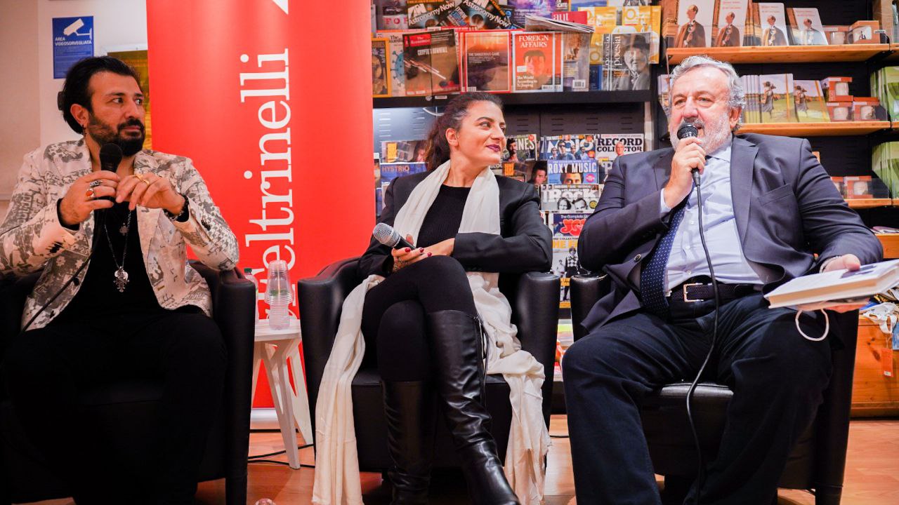 Galleria EMILIANO ALLA FELTRINELLI DI BARI HA PRESENTATO IL LIBRO “DESTINI. DUE CUORI E LA VITA CHE VINCE” DELLA SCRITTRICE E ATTRICE ROMANA CLIO EVANS E DEL CHITARRISTA PUGLIESE DEI NEGRAMARO LELE SPEDICATO  - Diapositiva 6 di 11