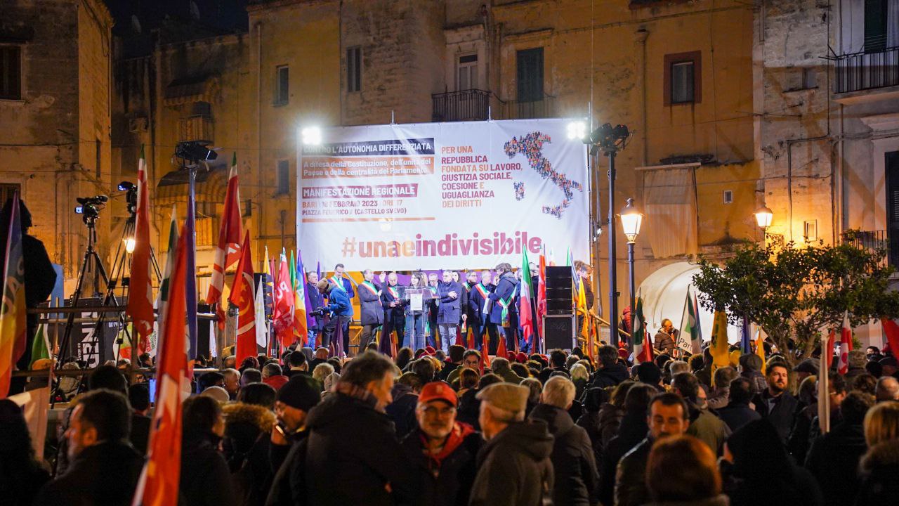 Galleria AUTONOMIA DIFFERENZIATA, EMILIANO ALLA MANIFESTAZIONE IN PIAZZA CASTELLO A BARI: “QUESTO PATTO SCELLERATO DI GOVERNO VA ASSOLUTAMENTE FERMATO. È UNA BEFFA INACCETTABILE” - Diapositiva 7 di 14