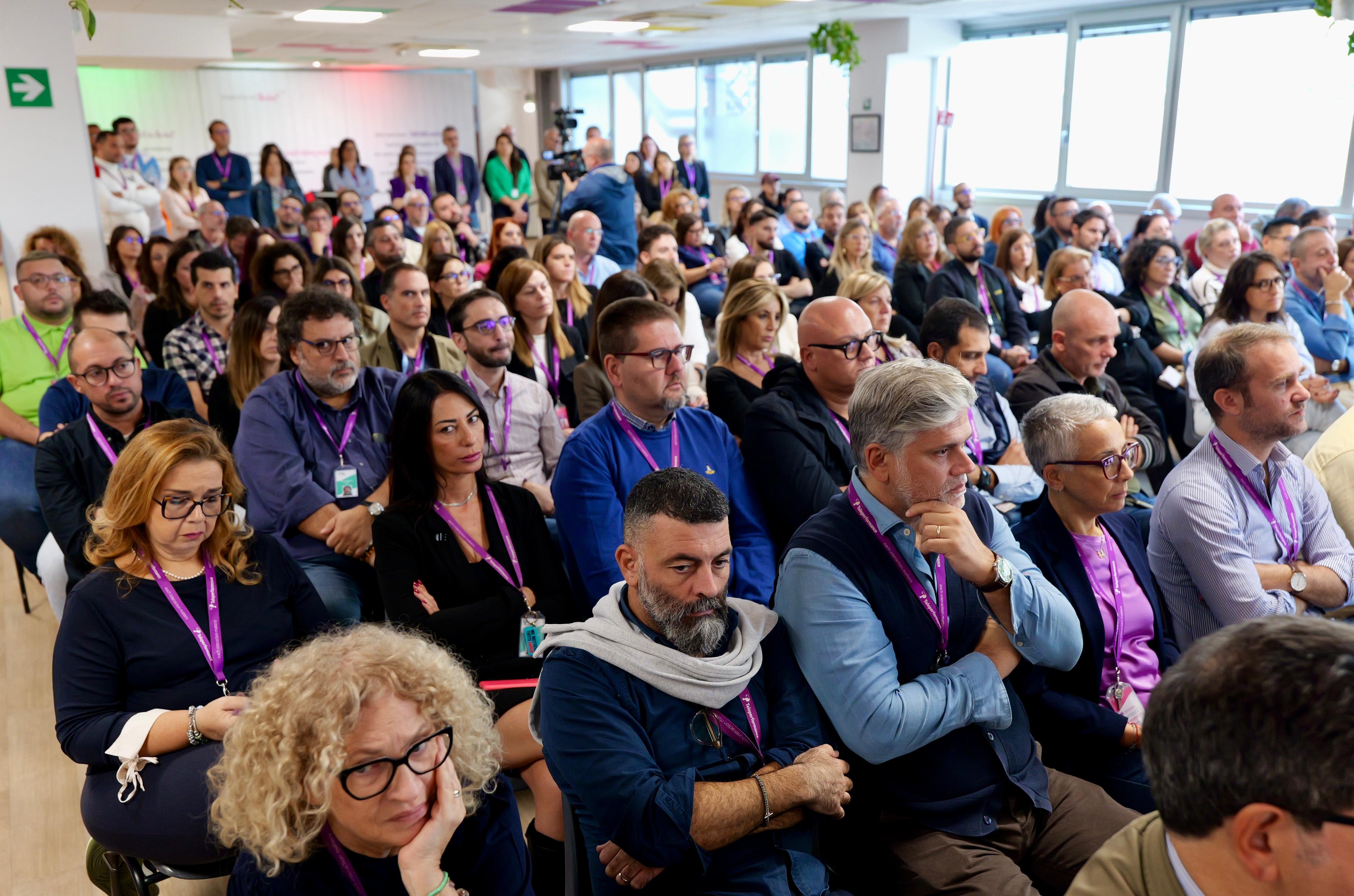 Galleria Il presidente Emiliano in visita a Teleperformance: “La Regione investe in innovazione e servizi, Taranto è una grande opportunità” - Diapositiva 7 di 11