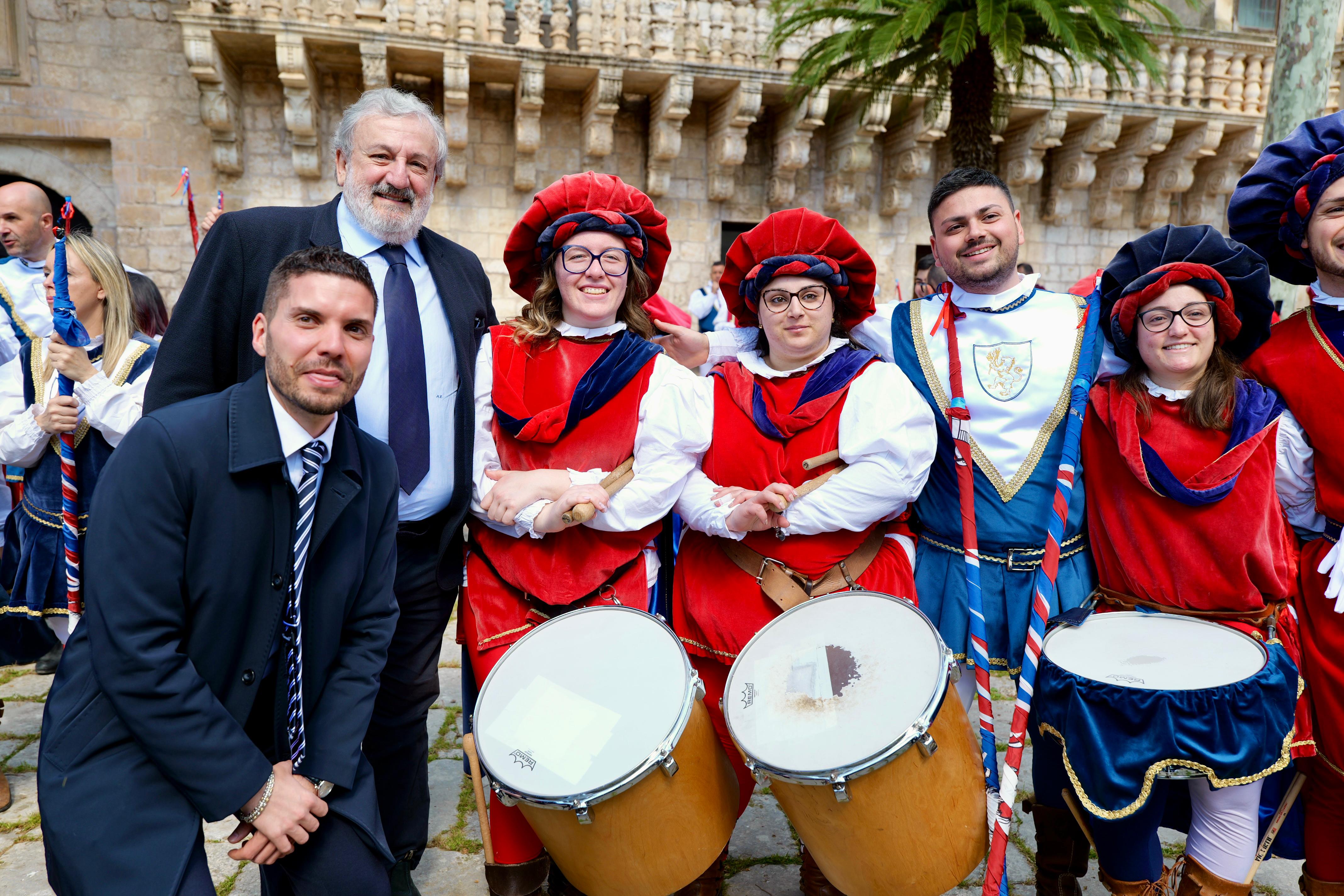 Galleria Cultura e Tradizione: Emiliano a celebrazione della 'Nzegna di Carovigno - Diapositiva 9 di 12