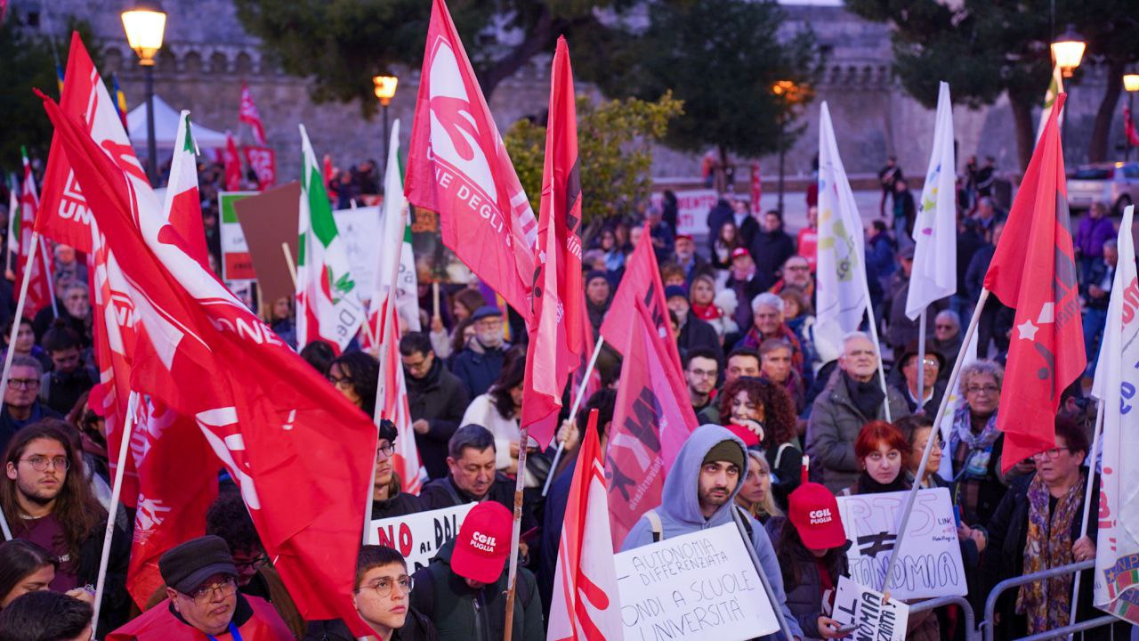 Galleria AUTONOMIA DIFFERENZIATA, EMILIANO ALLA MANIFESTAZIONE IN PIAZZA CASTELLO A BARI: “QUESTO PATTO SCELLERATO DI GOVERNO VA ASSOLUTAMENTE FERMATO. È UNA BEFFA INACCETTABILE” - Diapositiva 9 di 14