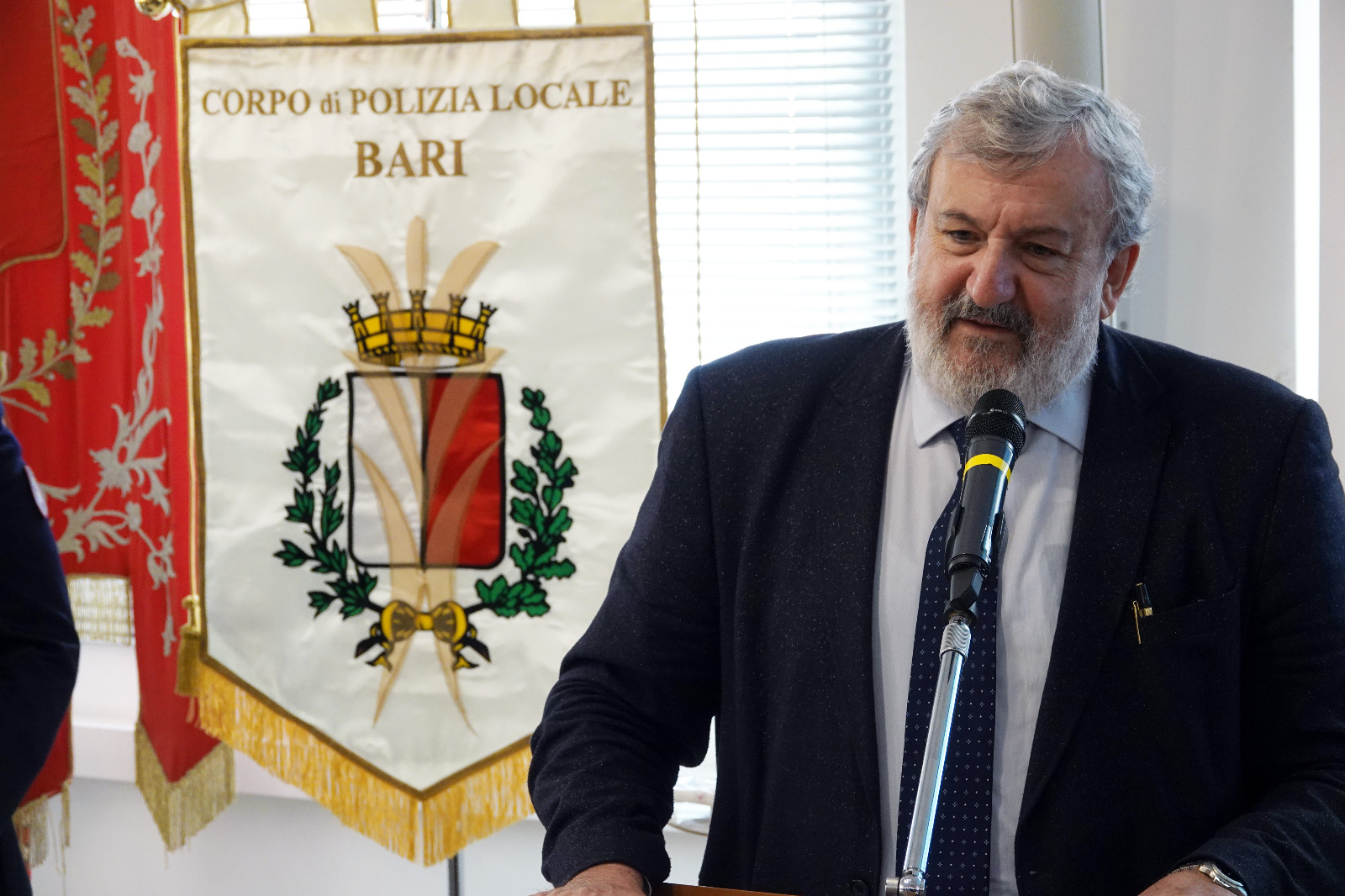 Galleria PRESENTATA A BARI LA SCUOLA REGIONALE DELLA POLIZIA LOCALE. EMILIANO: “UN CERVELLO COLLETTIVO A DISPOSIZIONE DI TUTTI. PER DIVENTARE MIGLIORI, BISOGNA STUDIARE” - Diapositiva 11 di 12