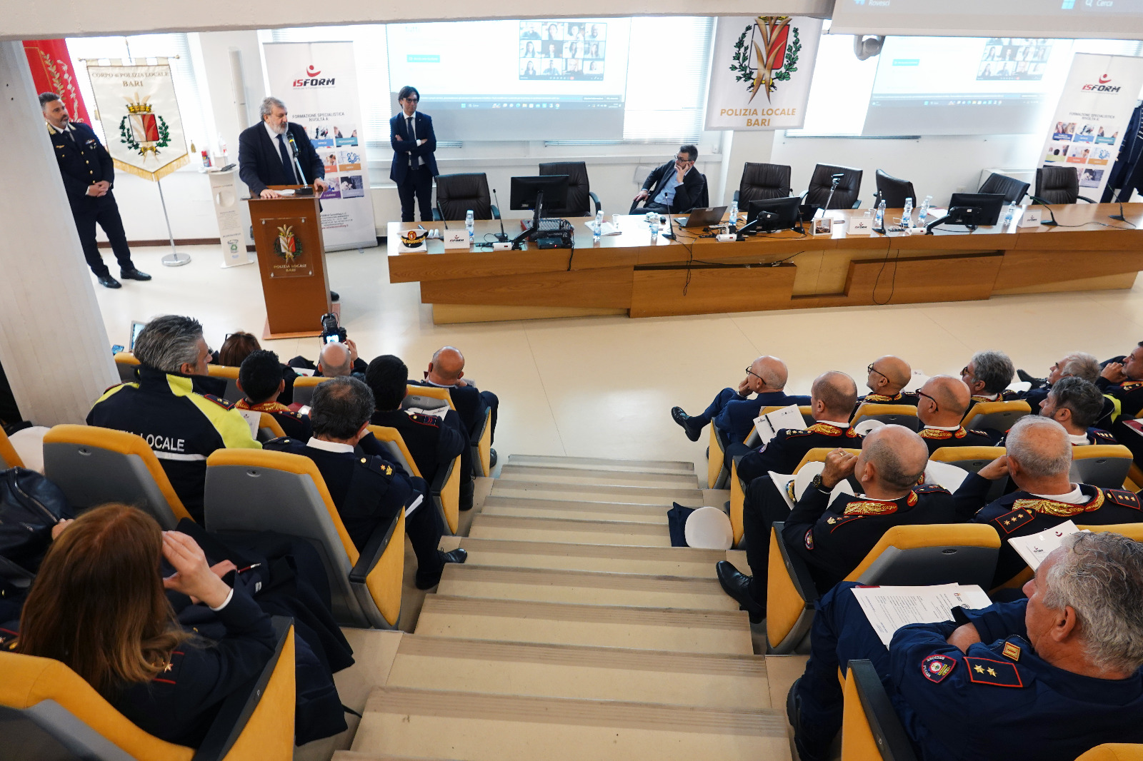 Galleria PRESENTATA A BARI LA SCUOLA REGIONALE DELLA POLIZIA LOCALE. EMILIANO: “UN CERVELLO COLLETTIVO A DISPOSIZIONE DI TUTTI. PER DIVENTARE MIGLIORI, BISOGNA STUDIARE” - Diapositiva 10 di 12