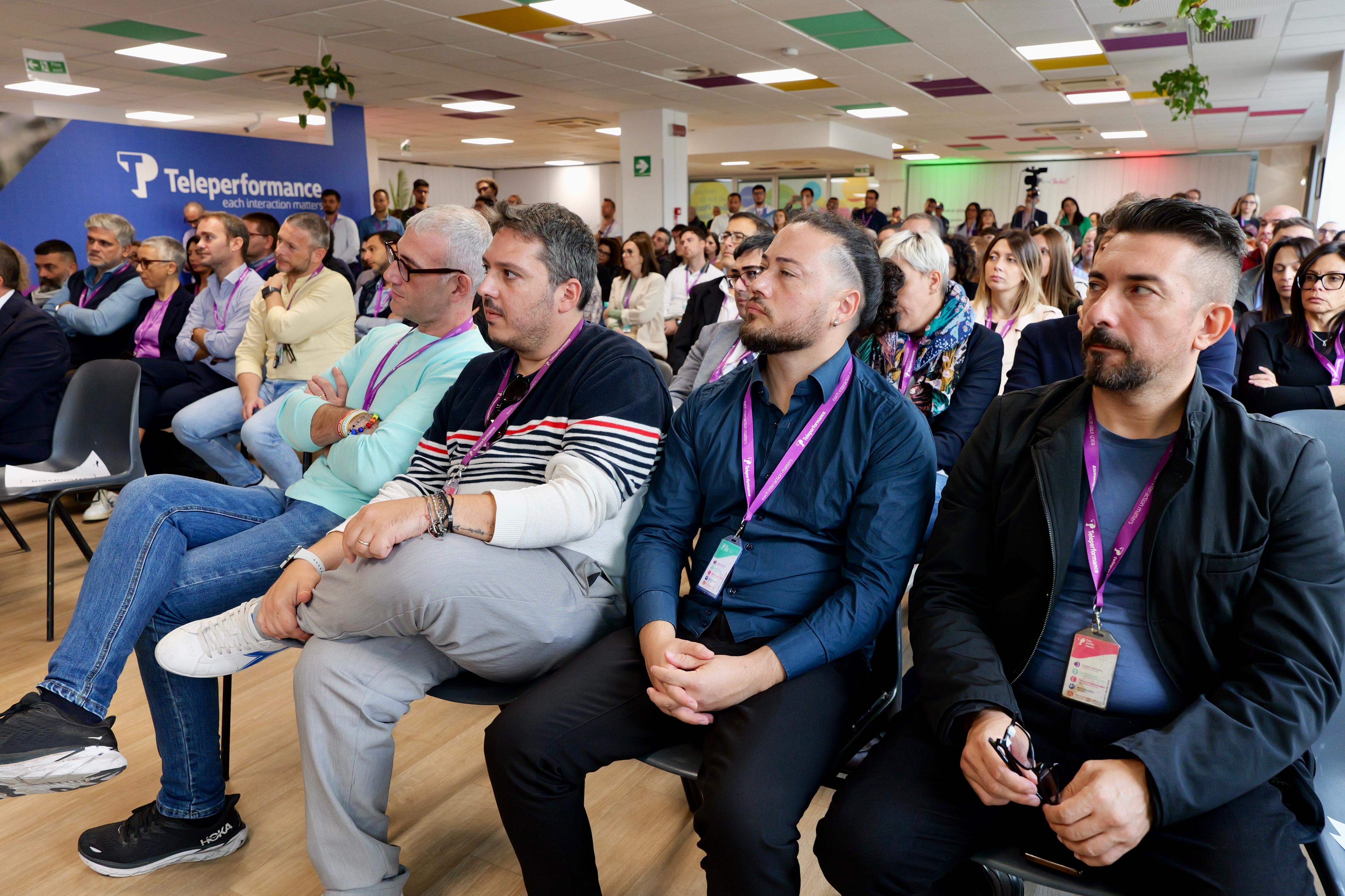 Galleria Il presidente Emiliano in visita a Teleperformance: “La Regione investe in innovazione e servizi, Taranto è una grande opportunità” - Diapositiva 3 di 11