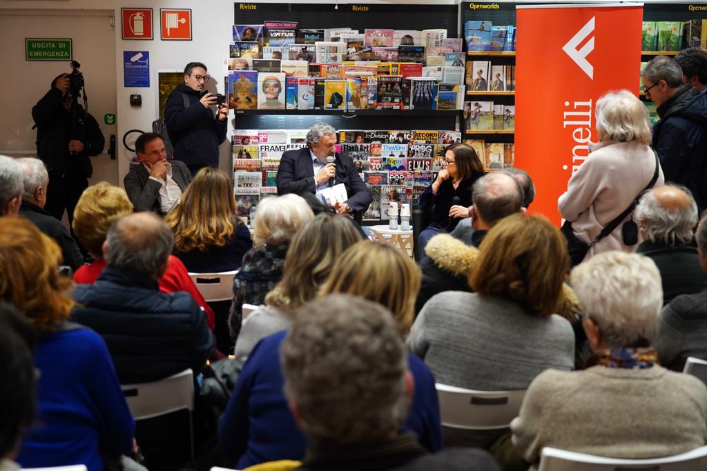 Galleria LUCIA ANNUNZIATA PRESENTA IL SUO LIBRO A BARI: “QUI C’È GRANDE INTERESSE DEI CITTADINI PER LA POLITICA”. - Diapositiva 9 di 11